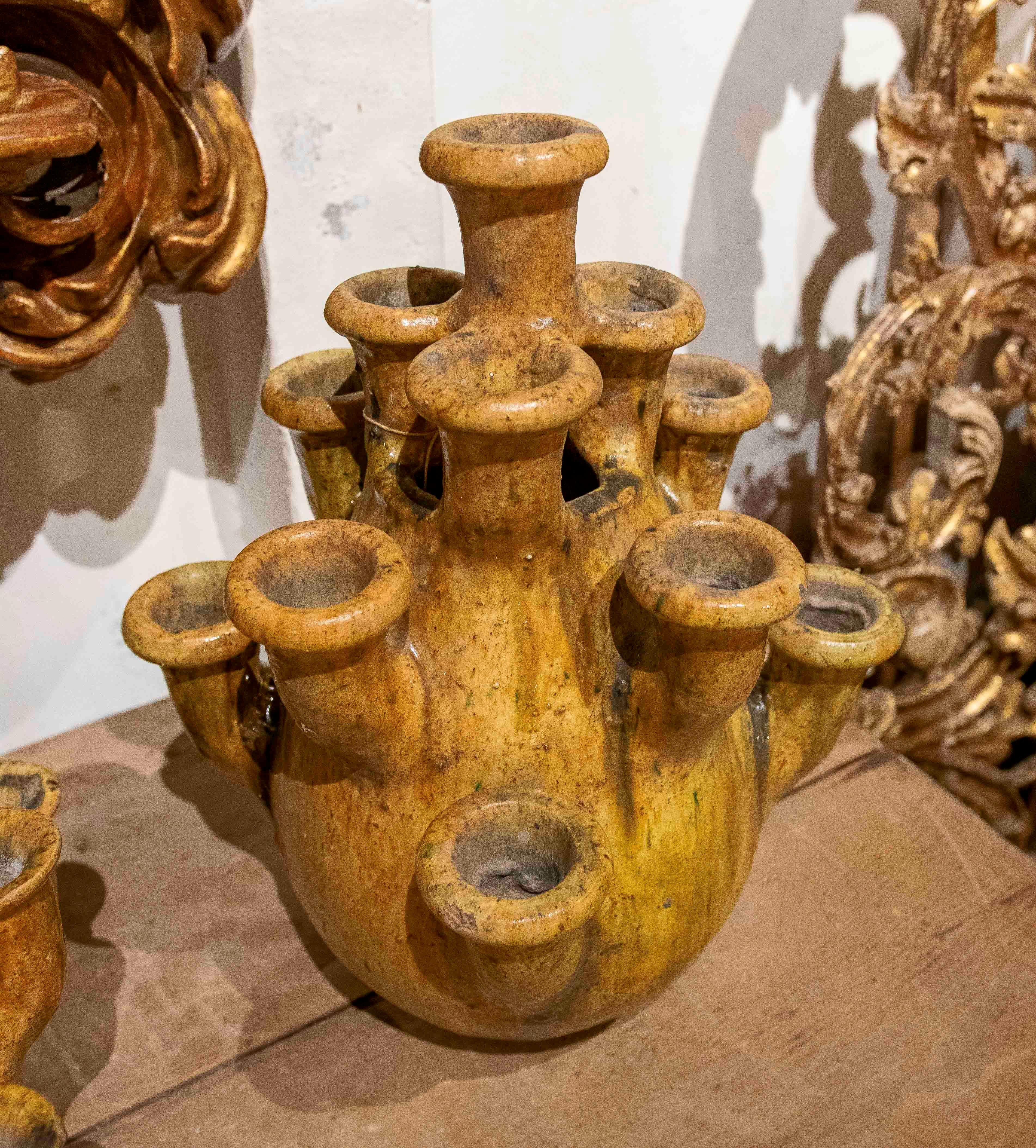 1990 Paire de vases émaillés artisanaux dans les tons jaunes en vente 4