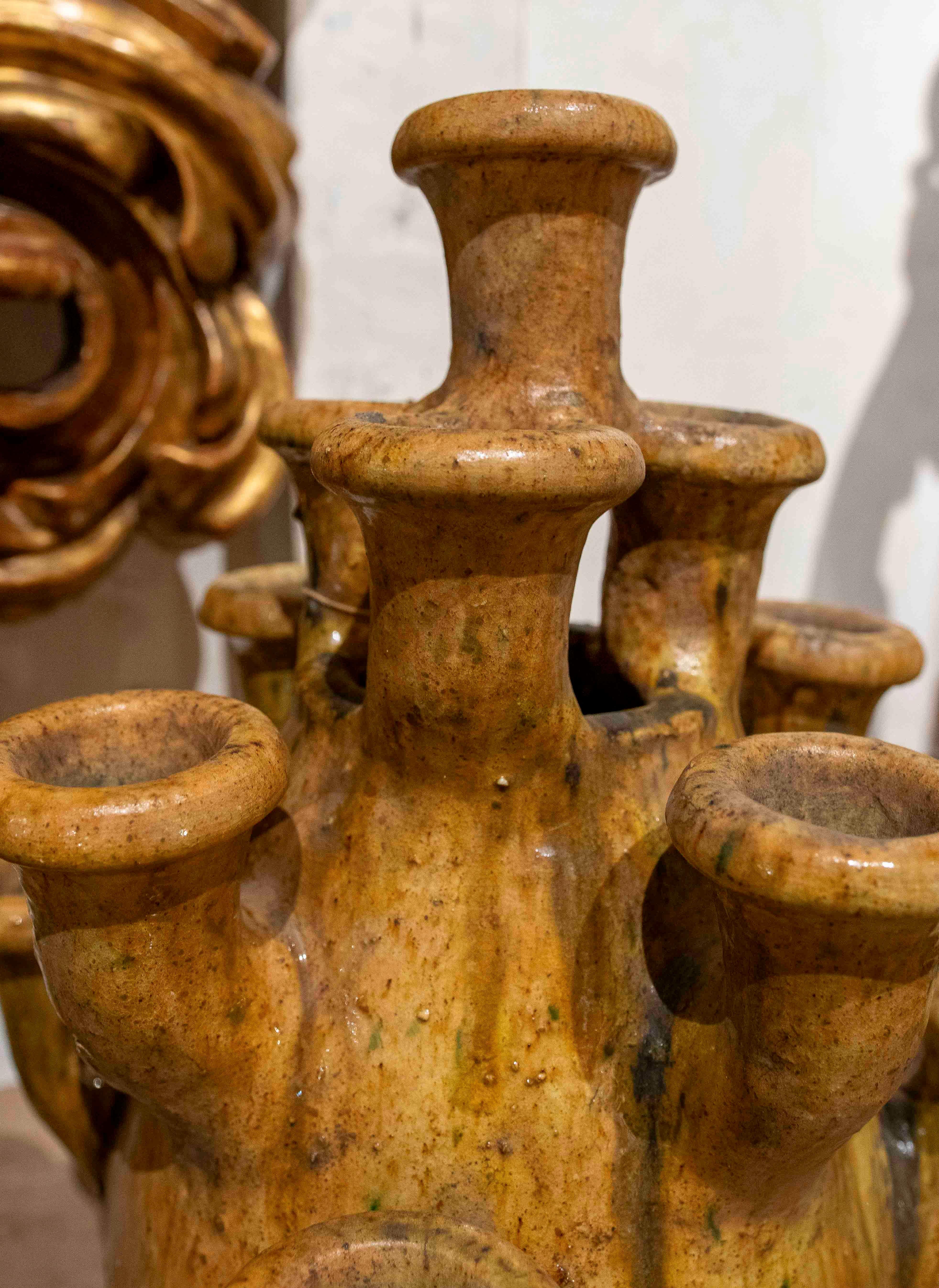 1990 Paire de vases émaillés artisanaux dans les tons jaunes en vente 5