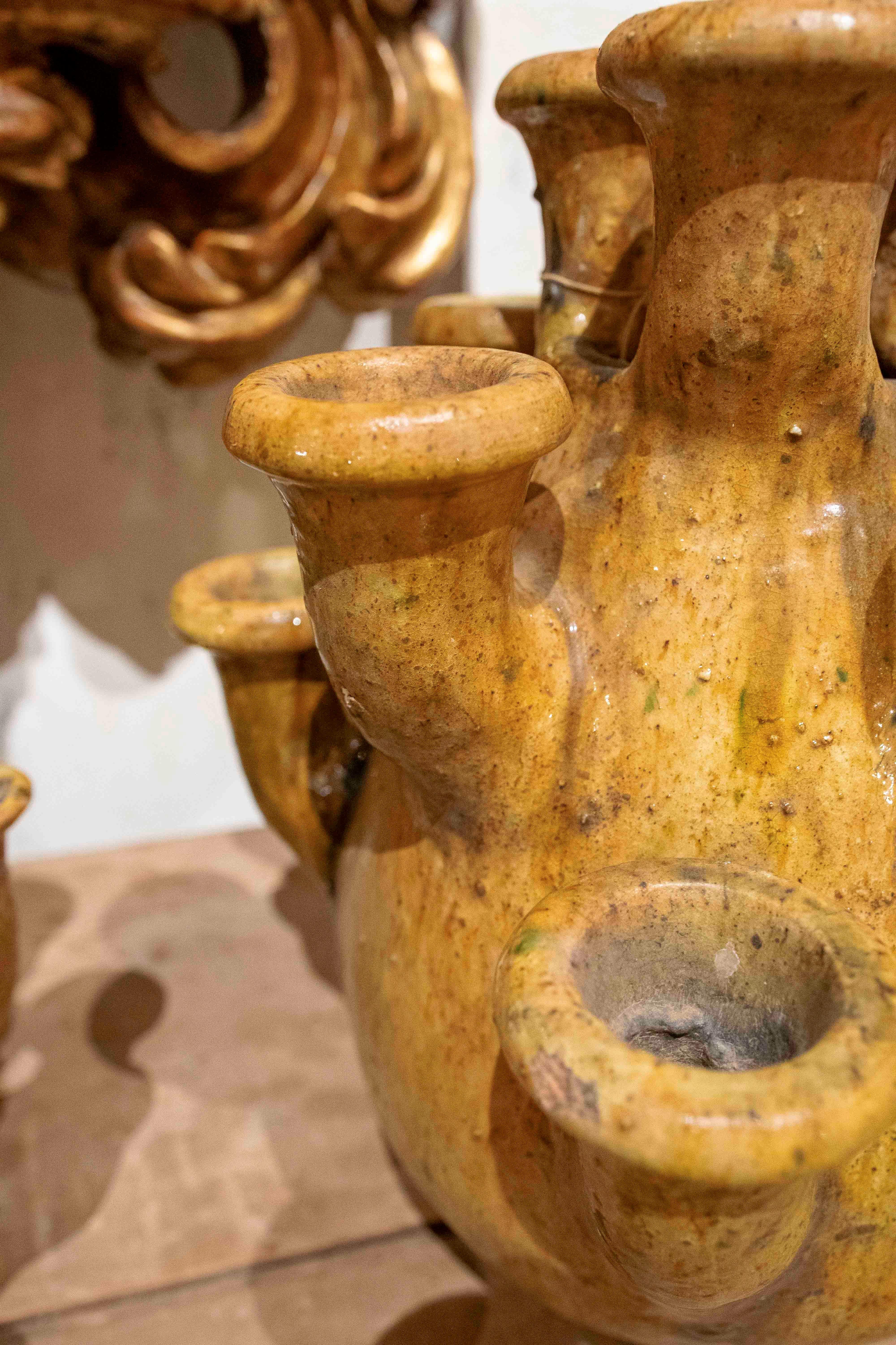 1990 Paire de vases émaillés artisanaux dans les tons jaunes en vente 6