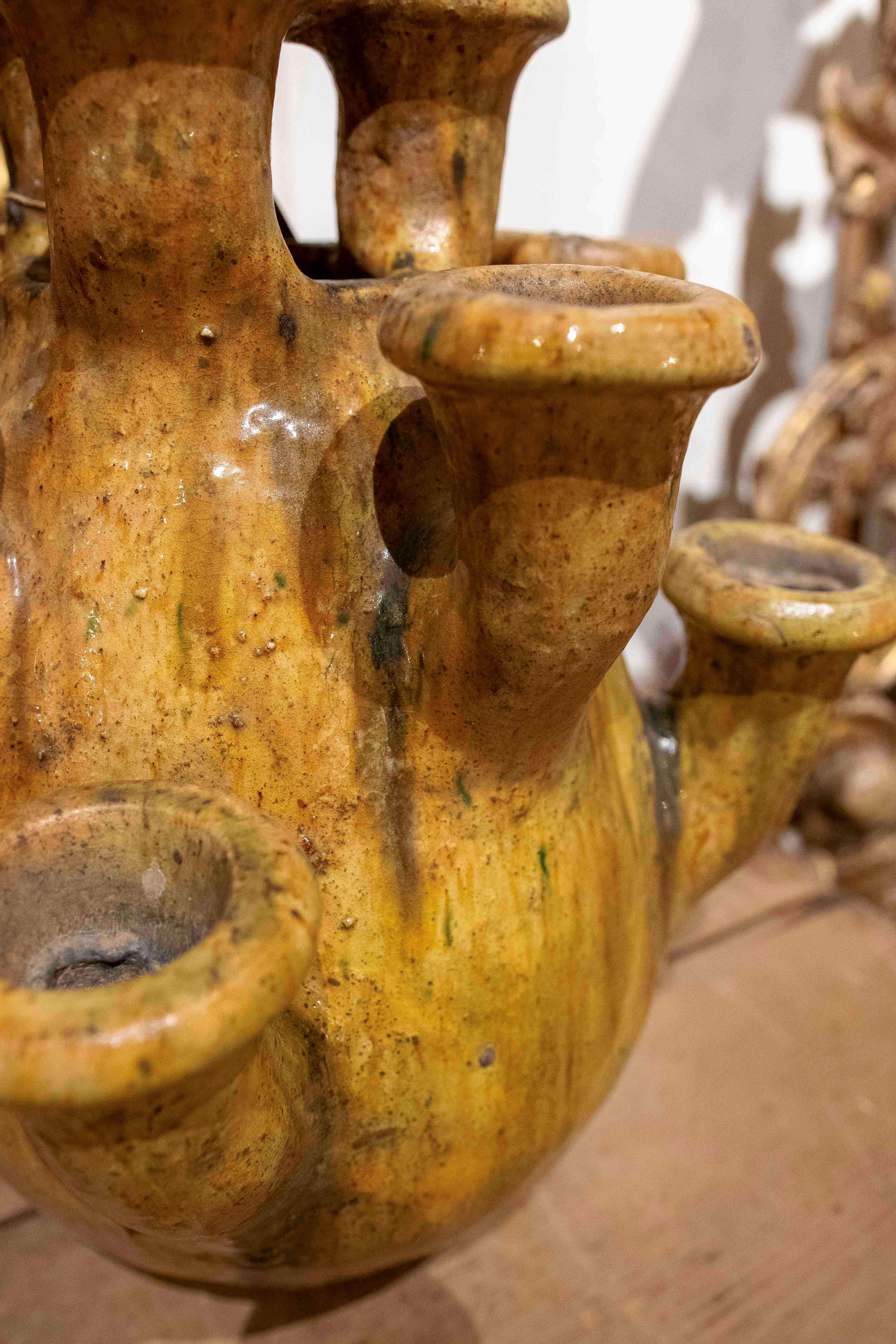 1990 Paire de vases émaillés artisanaux dans les tons jaunes en vente 7