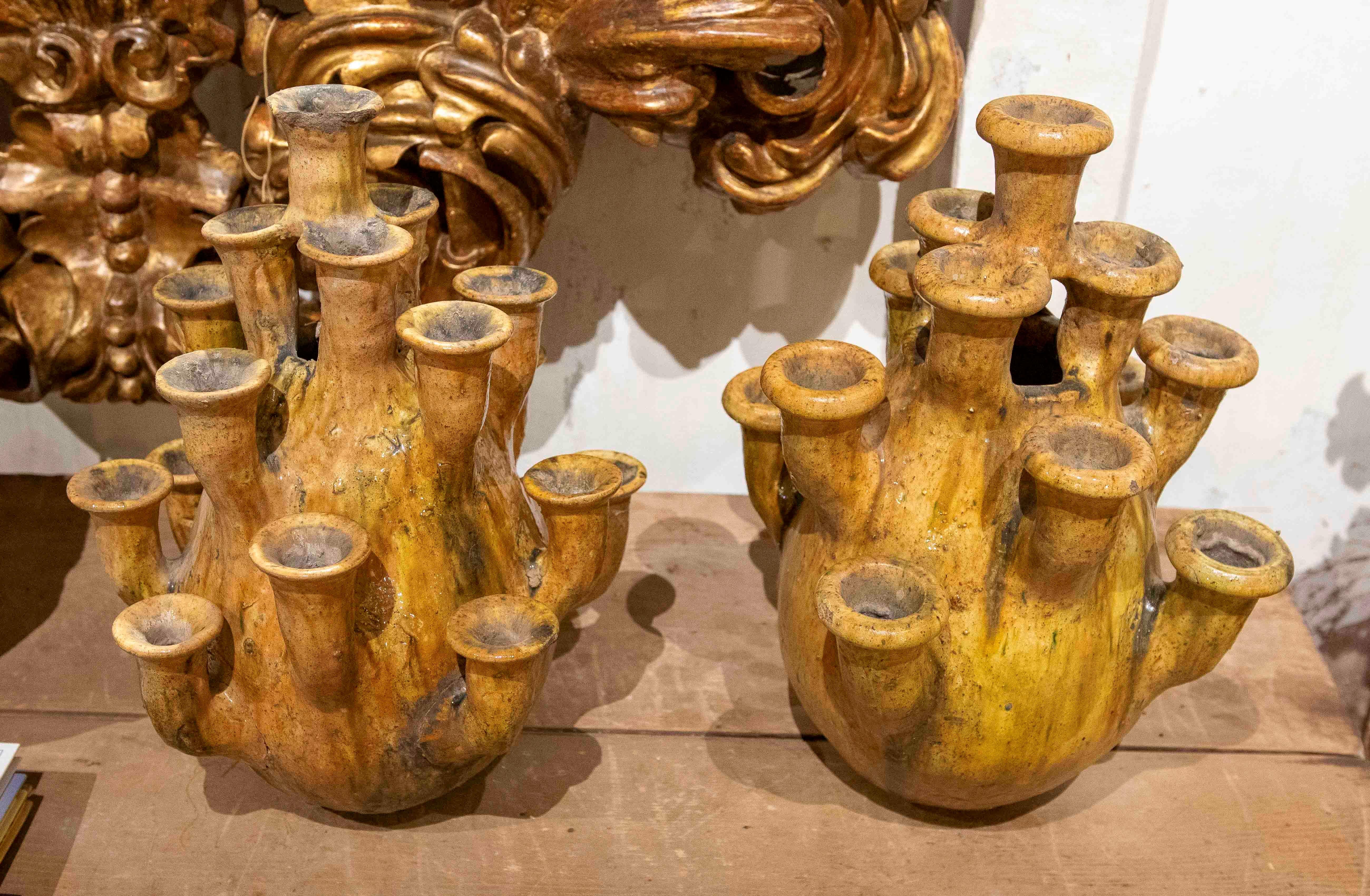 1990 Paire de vases émaillés artisanaux dans les tons jaunes en vente 8