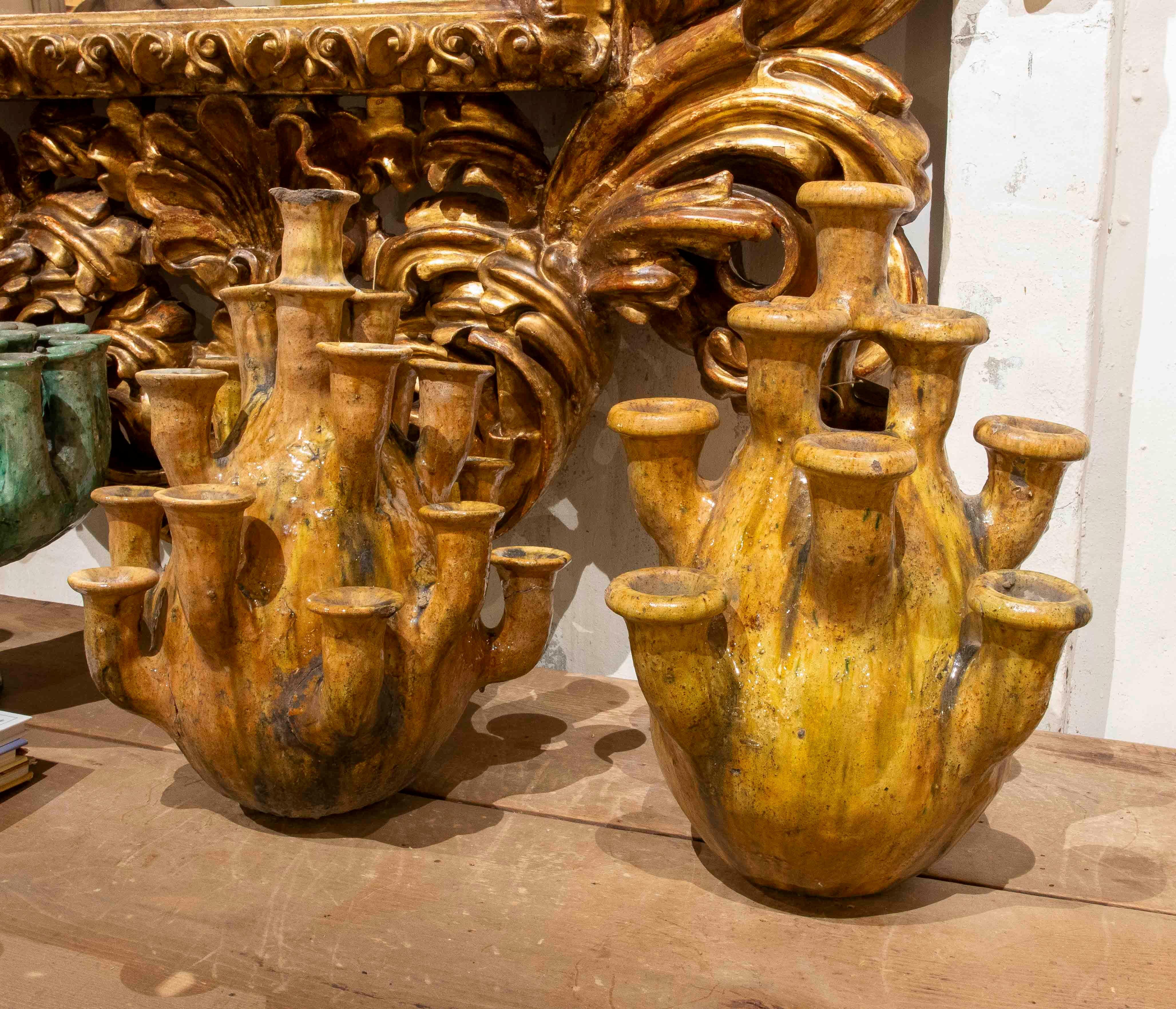 Vernissé 1990 Paire de vases émaillés artisanaux dans les tons jaunes en vente