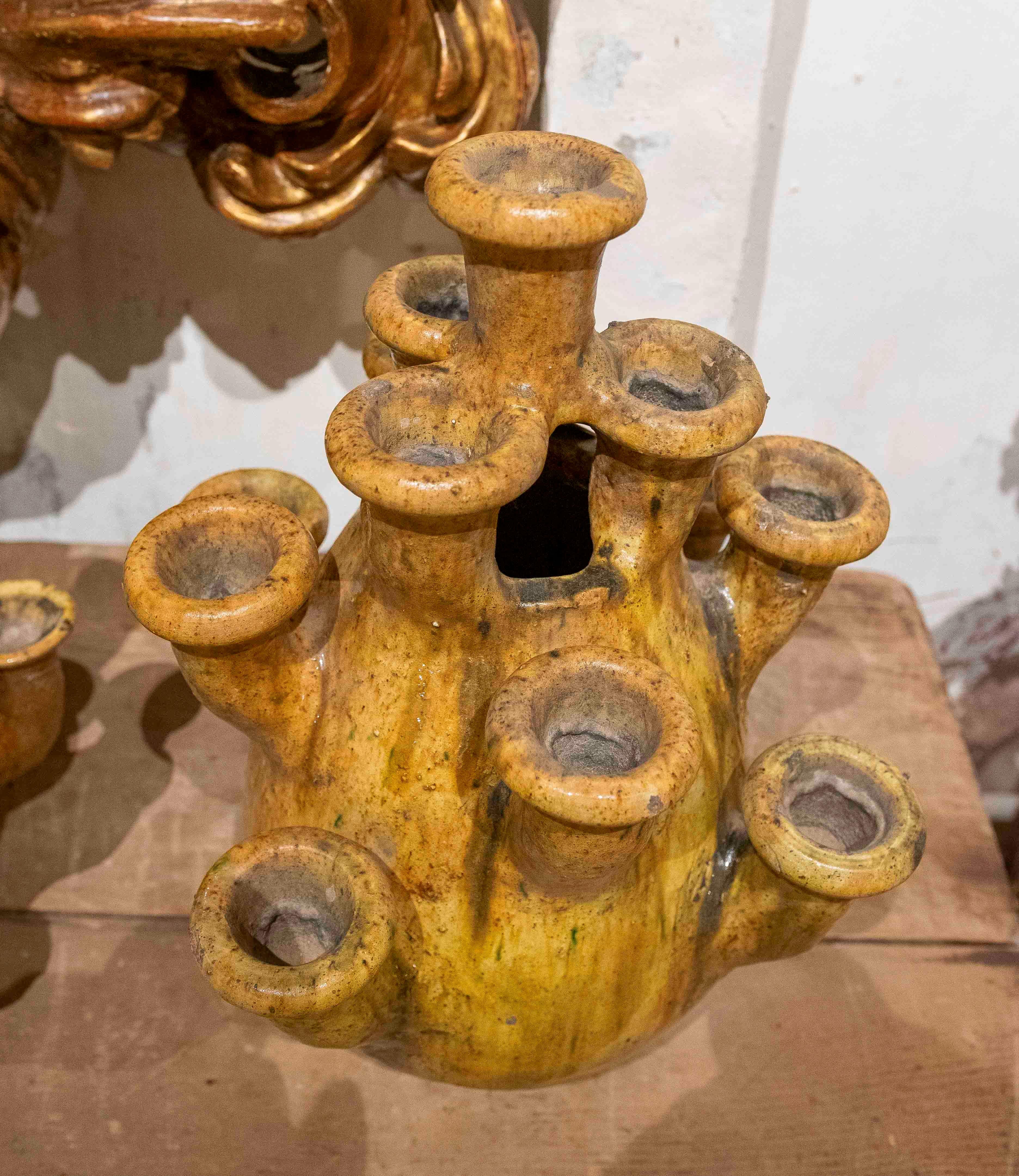 1990 Paire de vases émaillés artisanaux dans les tons jaunes Bon état - En vente à Marbella, ES