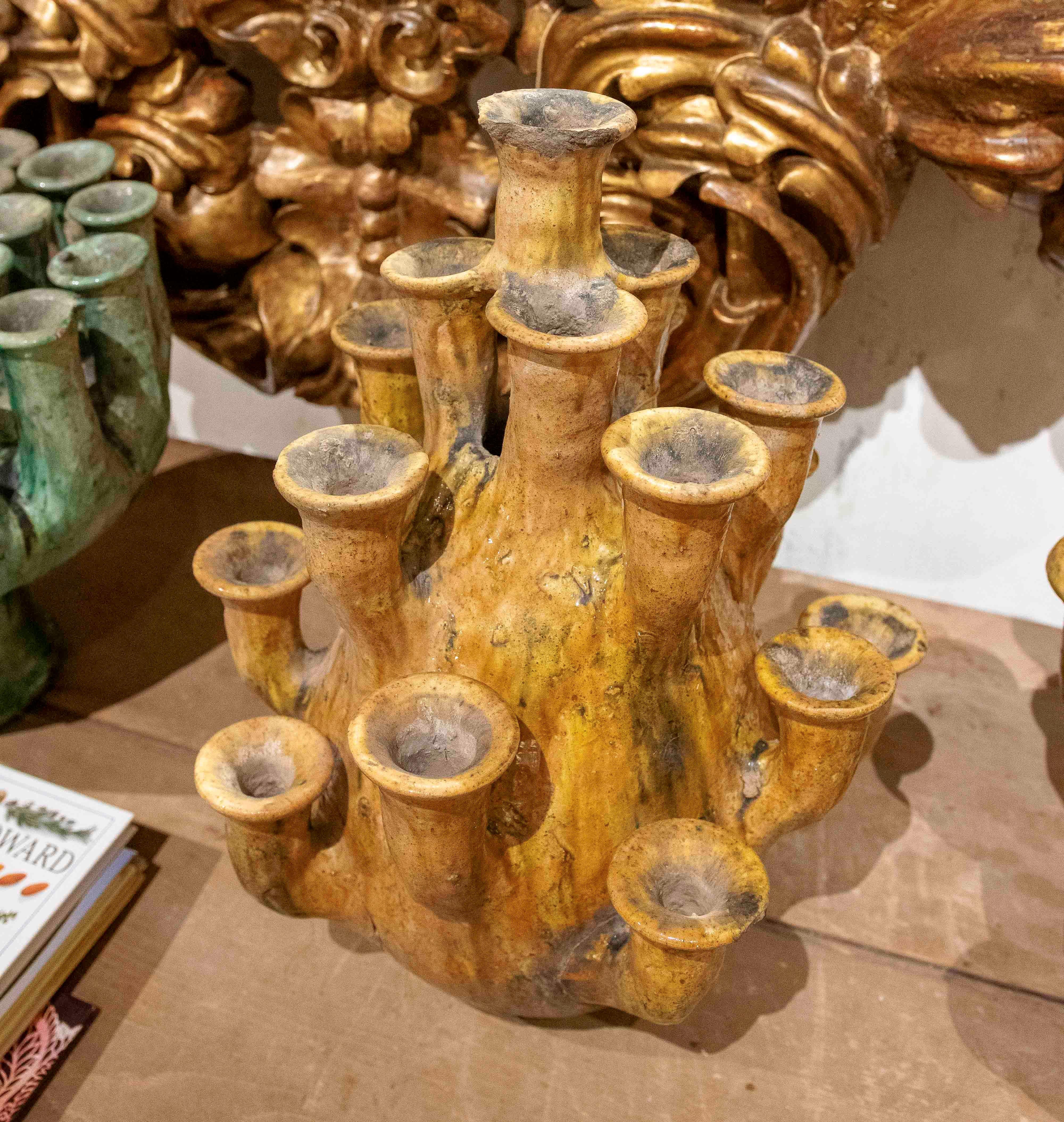 20ième siècle 1990 Paire de vases émaillés artisanaux dans les tons jaunes en vente