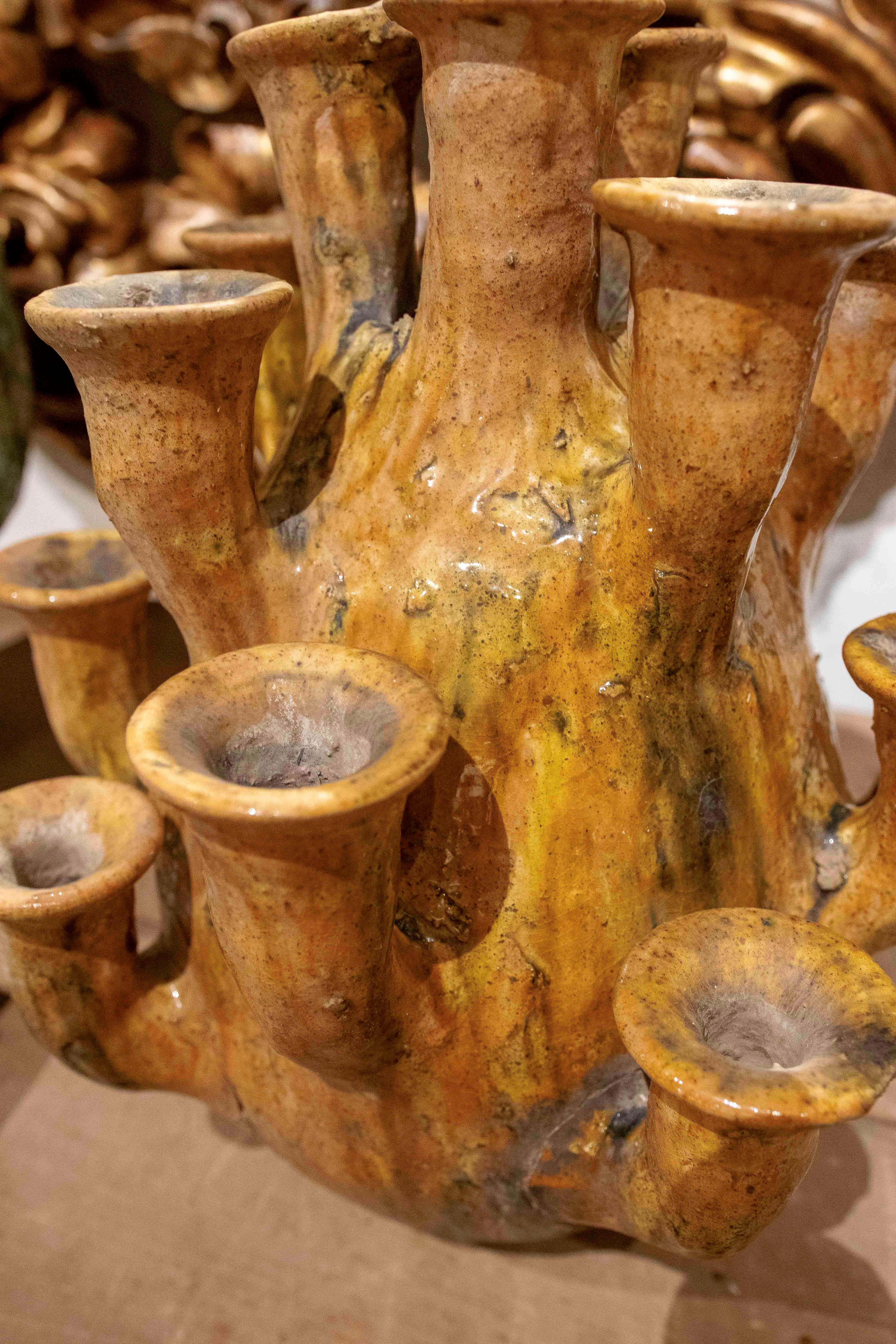 1990 Paire de vases émaillés artisanaux dans les tons jaunes en vente 2