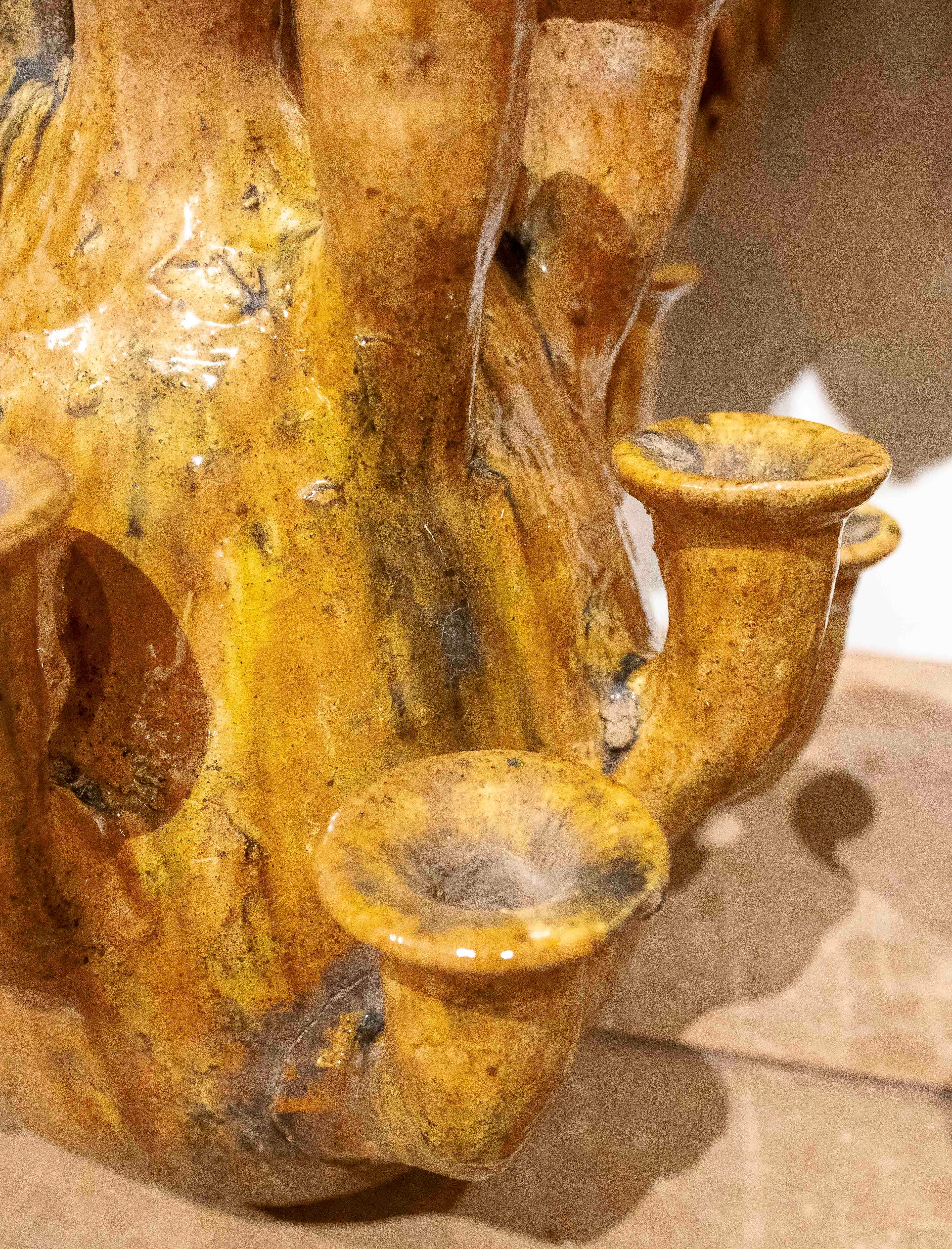 1990 Paire de vases émaillés artisanaux dans les tons jaunes en vente 3