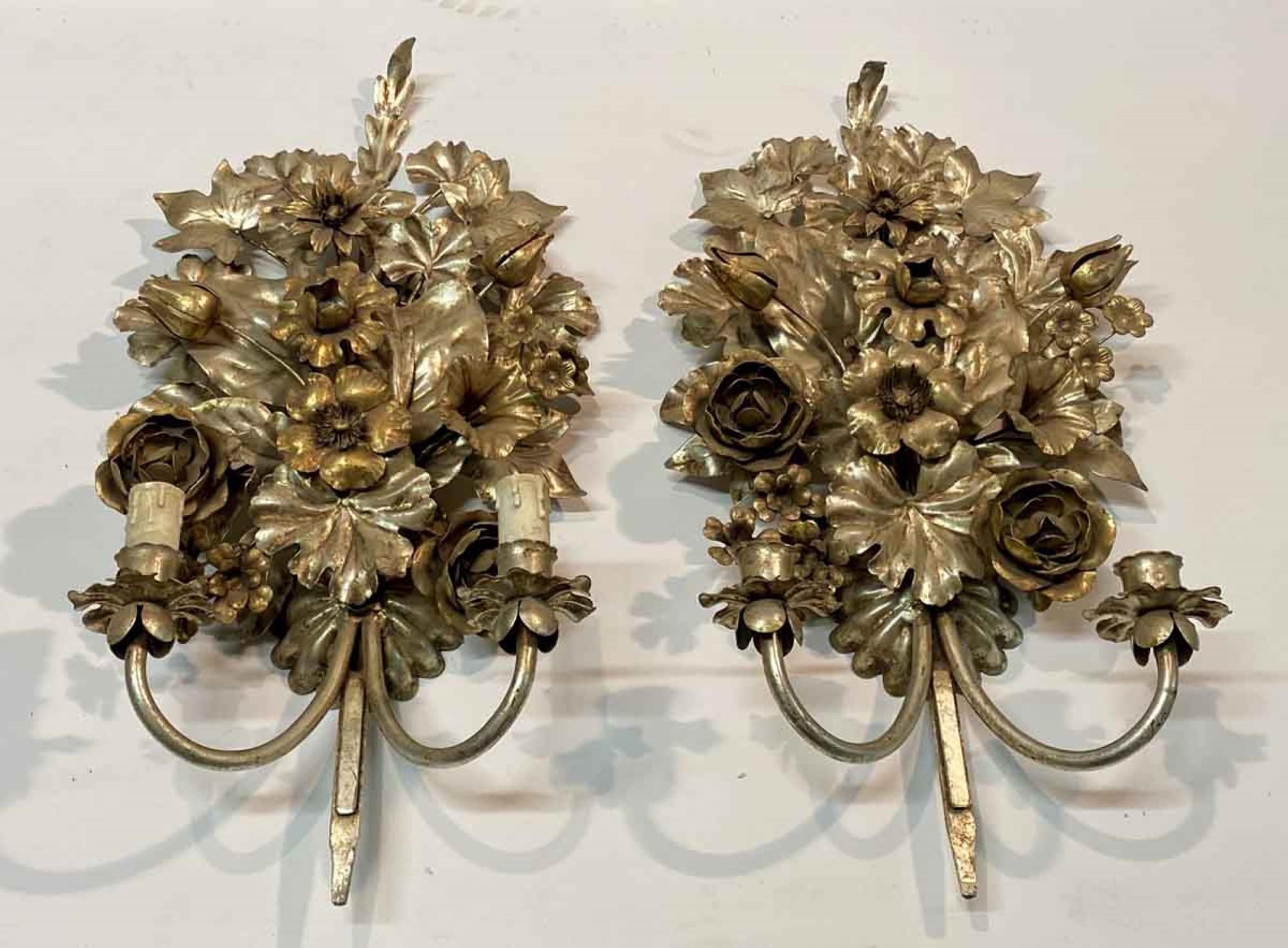 1990s Pair of Hollywood Regency Italian Wall Sconces Done in a Silver Gilt In Good Condition In New York, NY
