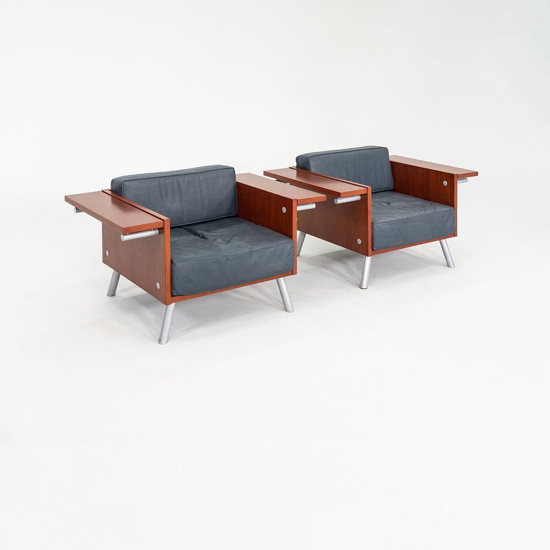 Il s'agit d'une paire de chaises longues Knoll Salsa, conçues par Paul Aferiat et Peter Stamberg en 1994. Le prix indiqué comprend la paire de chaises longues illustrée. Leur design comprend un cadre en hêtre massif teinté noyer, avec des étagères