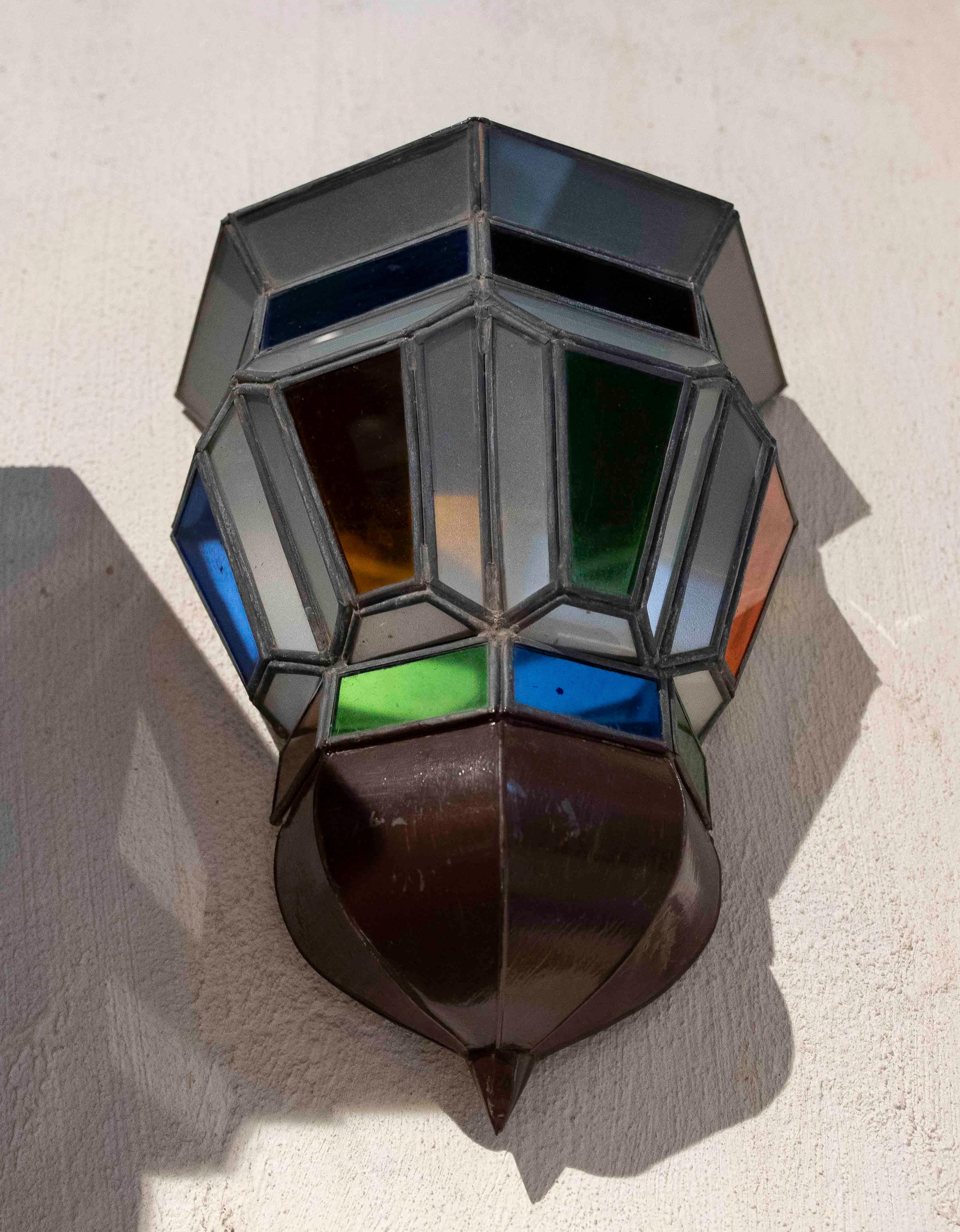 Precioso par de apliques de pared de diseño clásico, fabricados en metal y decorados con vidrieras de colores vibrantes. Como pareja, estas piezas ofrecen una solución decorativa simétrica y elegante para cualquier espacio, proporcionando una