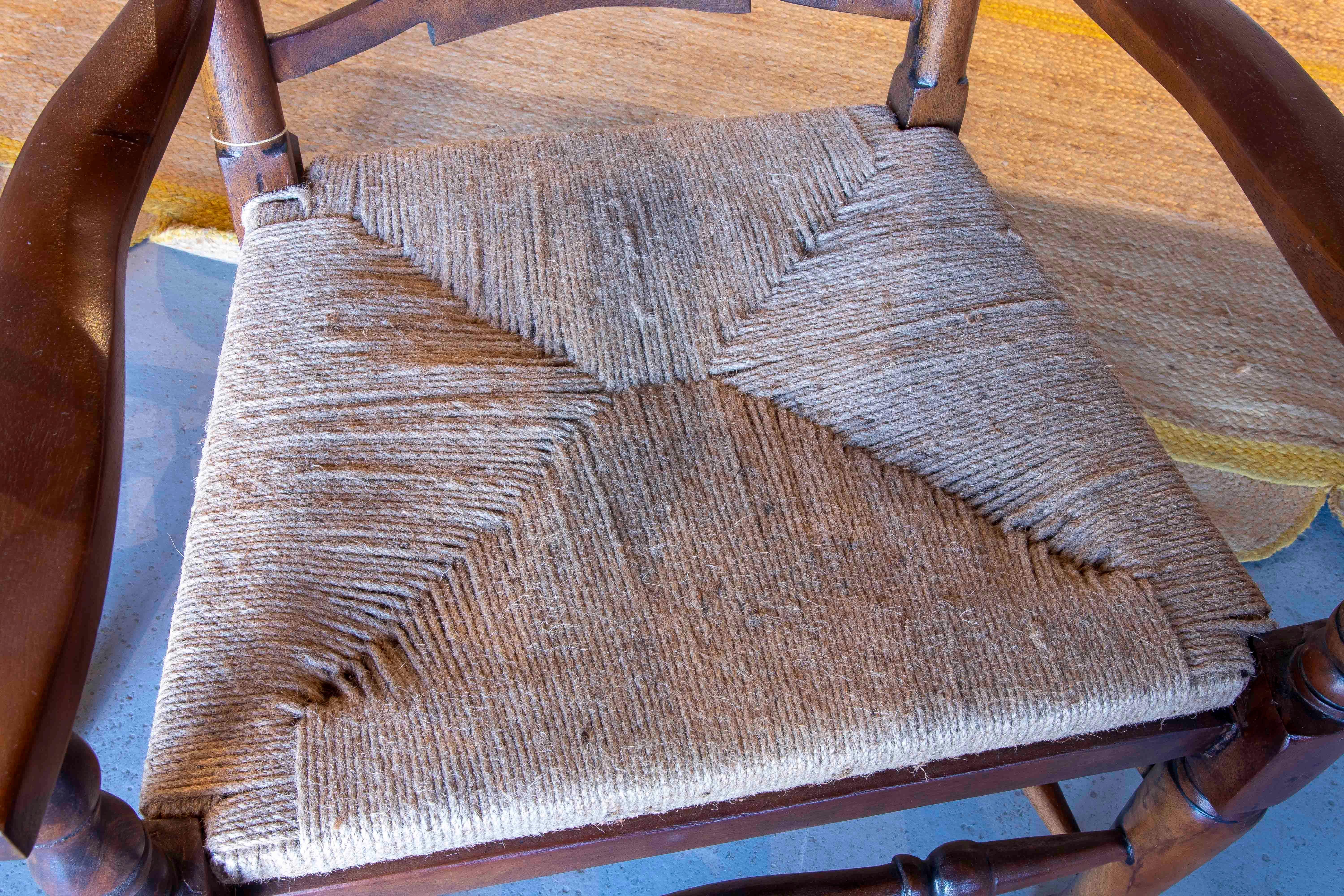 1990s Pareja de sillas de roble con brazos y asiento de malla de fibra natural en venta 3