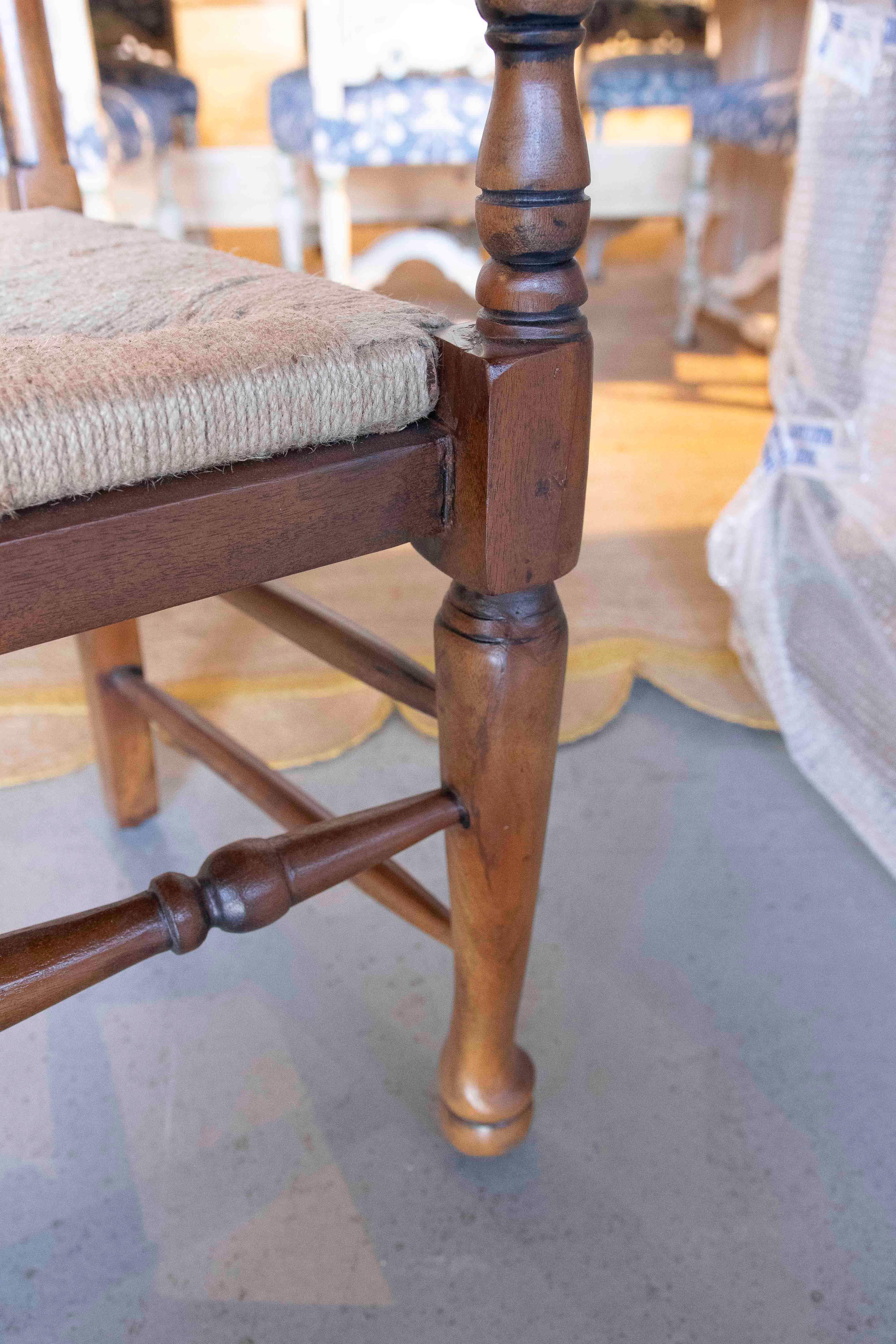 1990s Pareja de sillas de roble con brazos y asiento de malla de fibra natural en venta 5