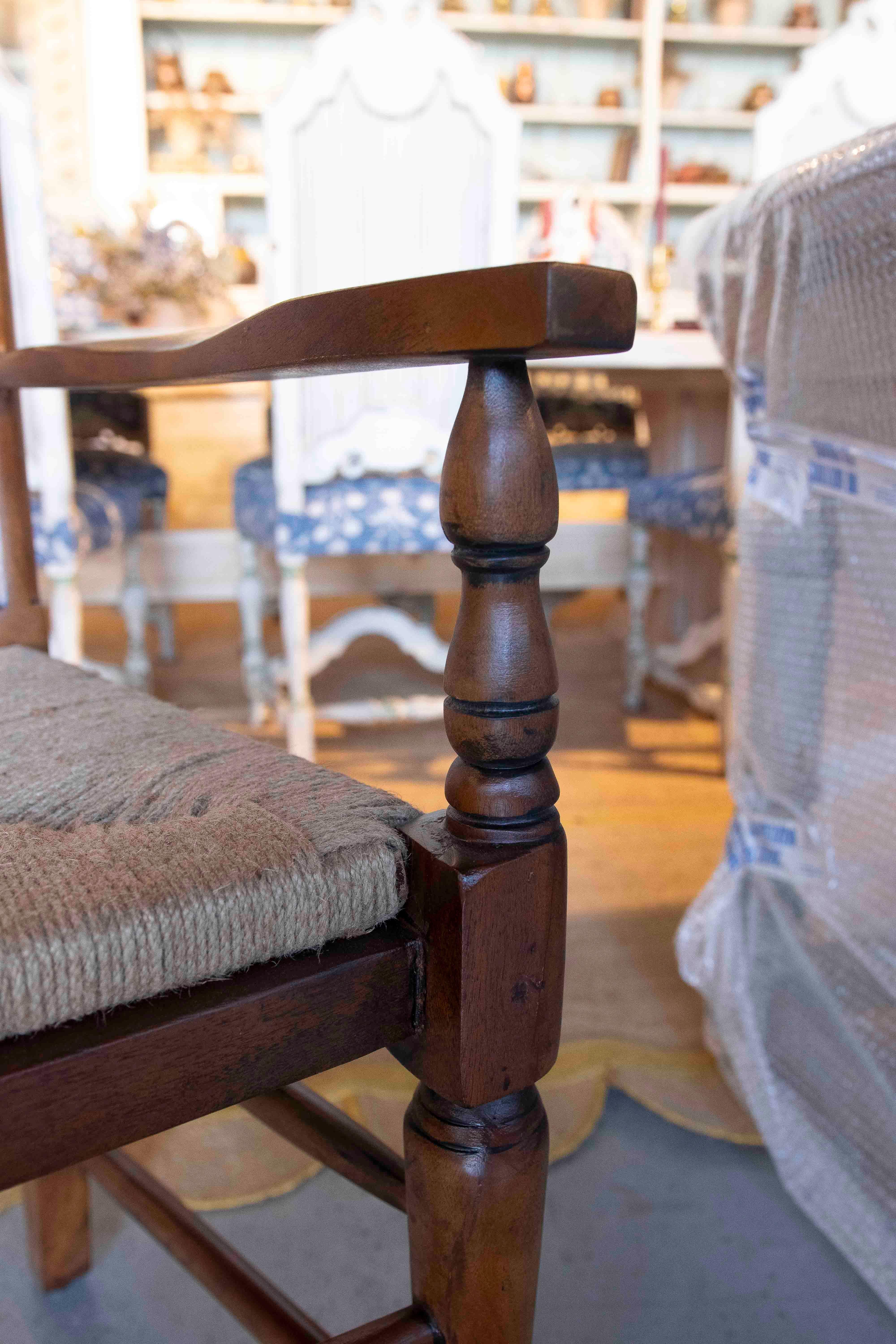 1990s Pareja de sillas de roble con brazos y asiento de malla de fibra natural en venta 6