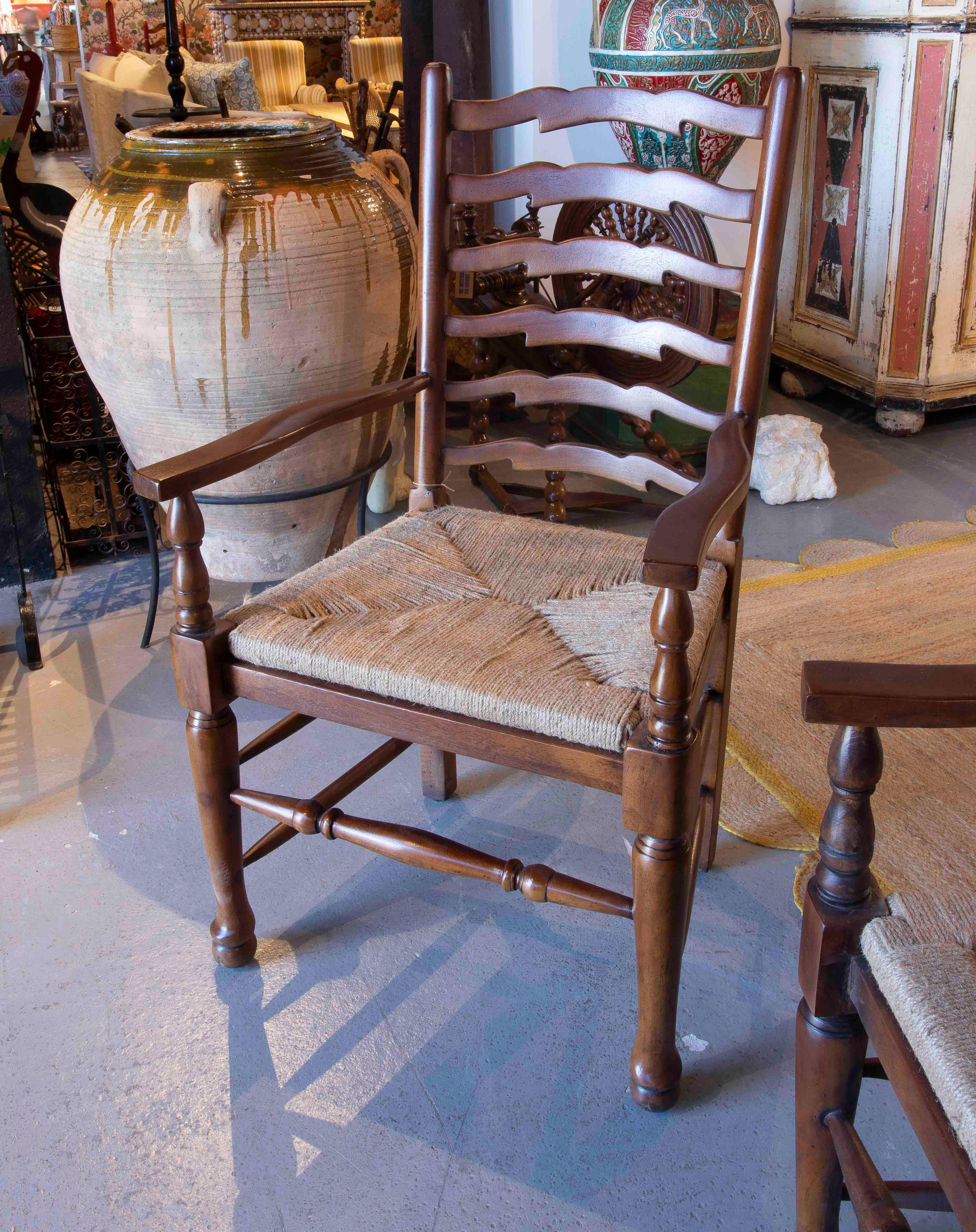 1990s Pareja de sillas de roble con brazos y asiento de malla de fibra natural Tallado a mano en venta