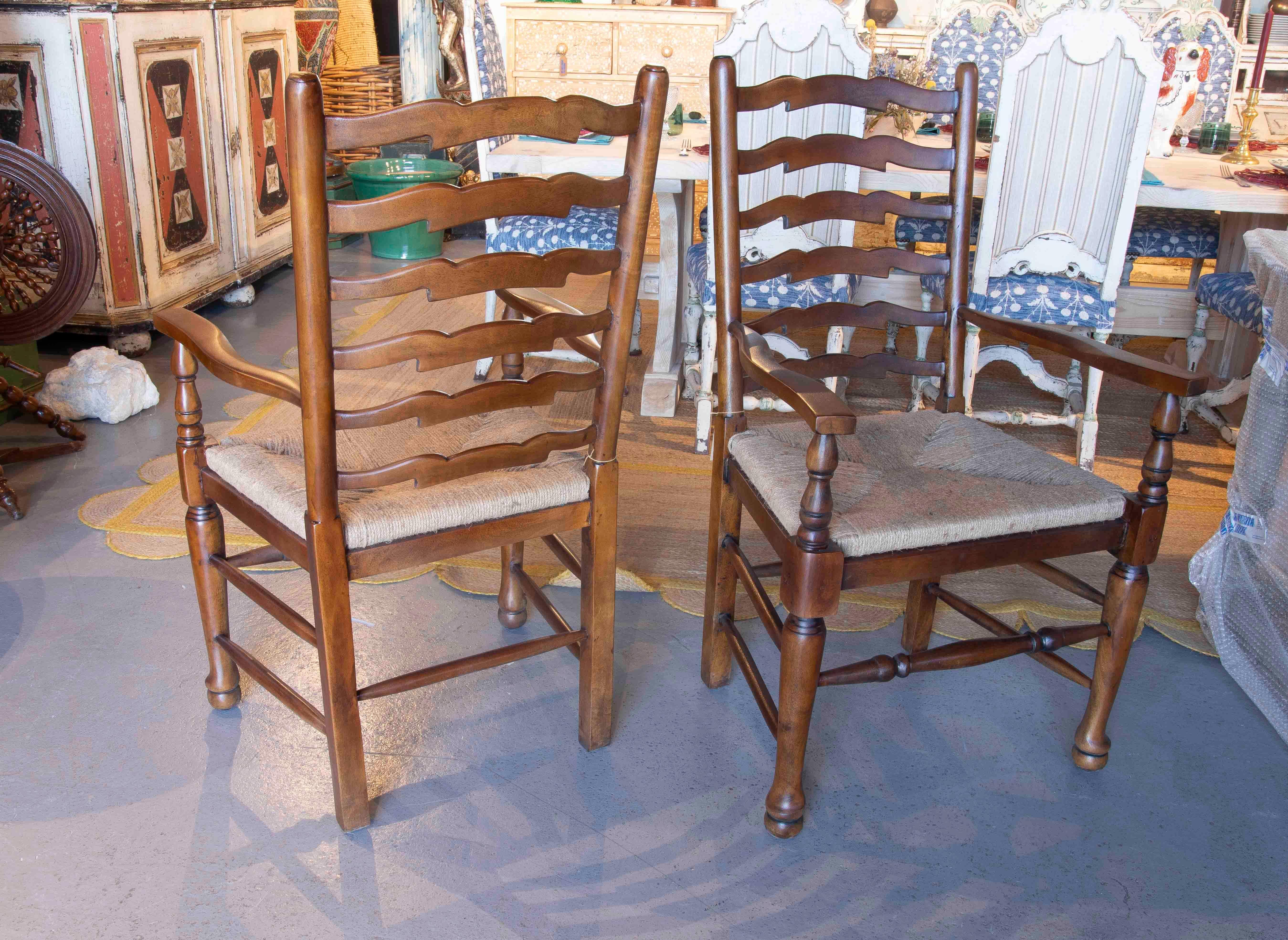 1990s Pareja de sillas de roble con brazos y asiento de malla de fibra natural Madera en venta