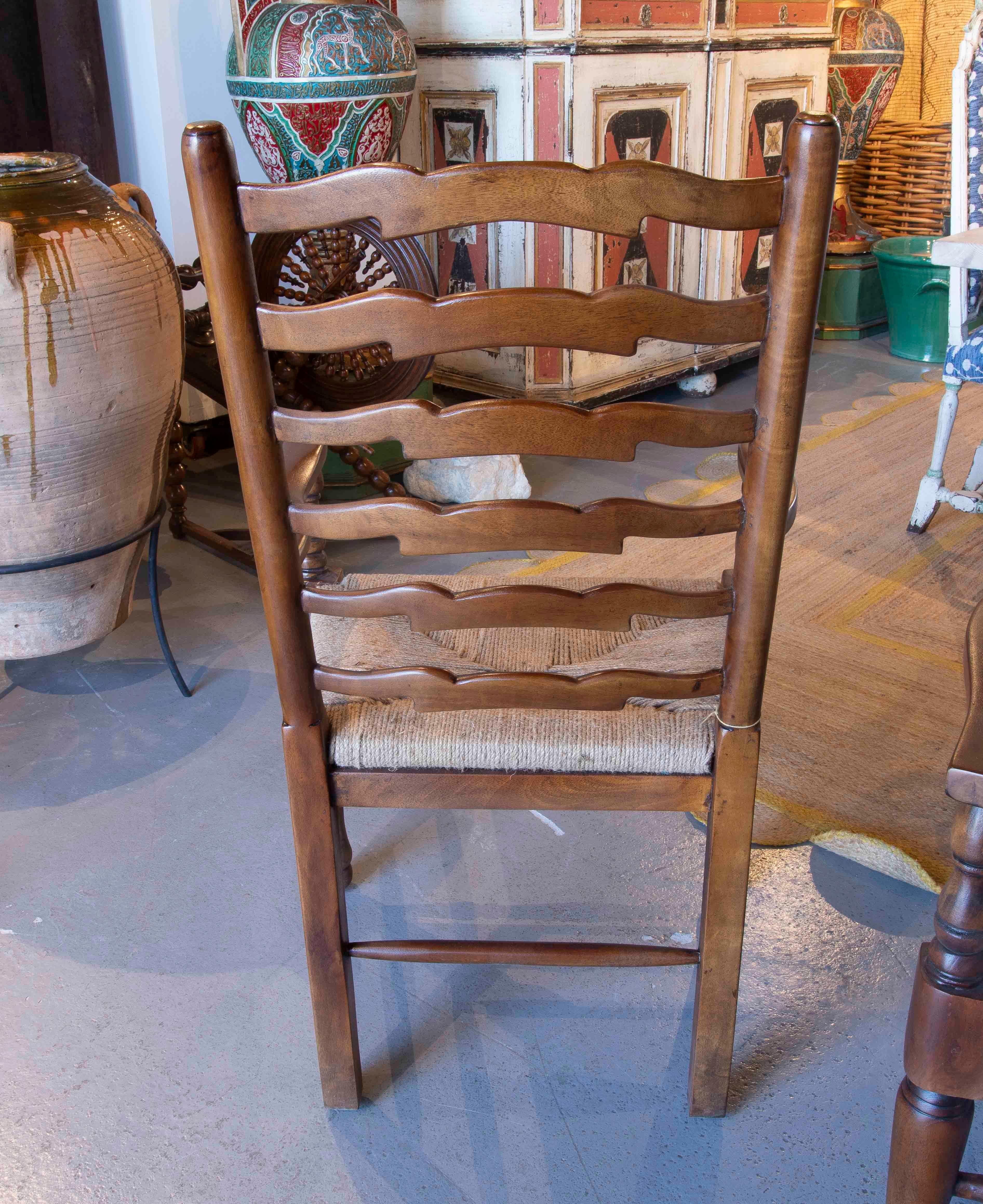 1990s Pareja de sillas de roble con brazos y asiento de malla de fibra natural en venta 1