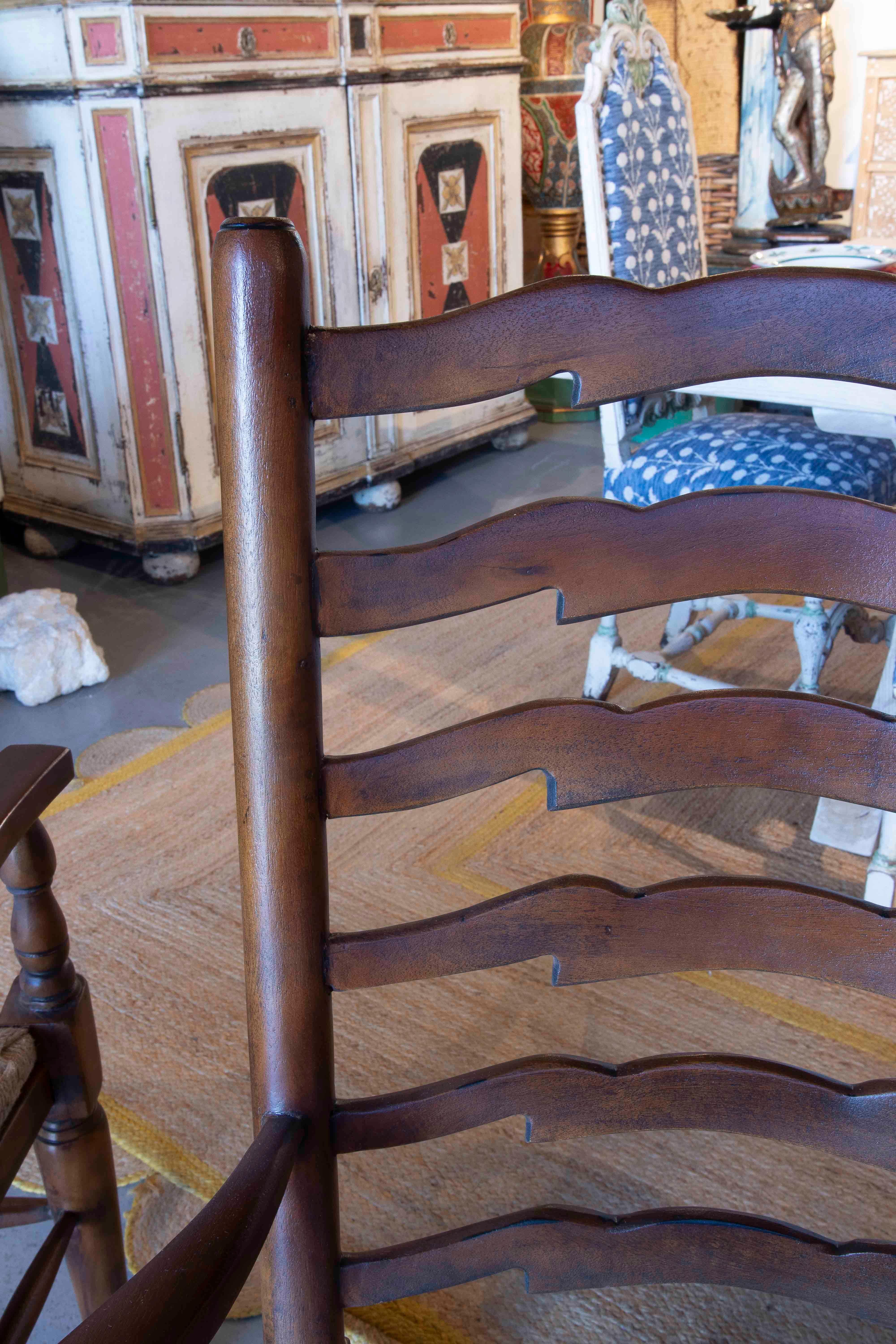 1990s Pareja de sillas de roble con brazos y asiento de malla de fibra natural en venta 2