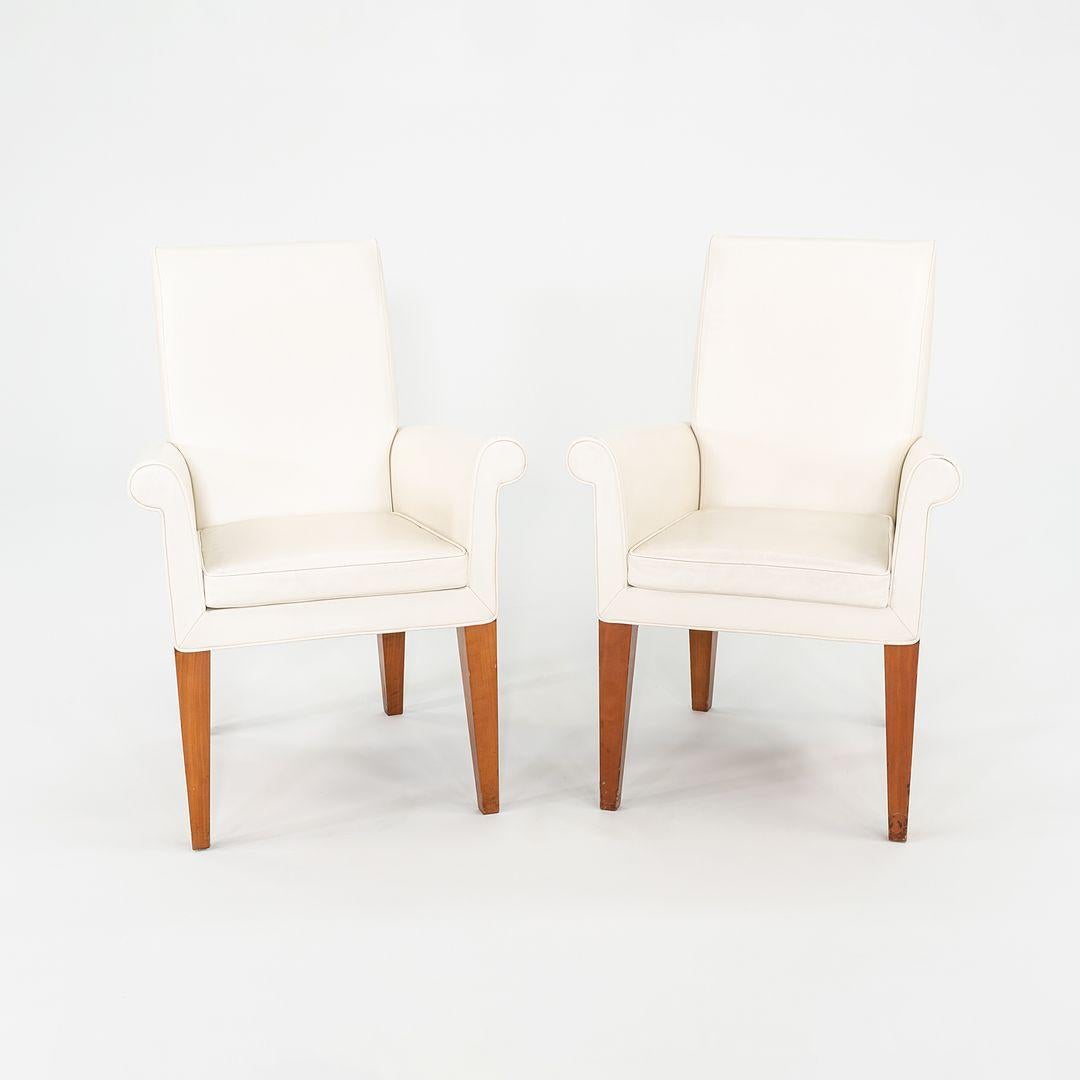 Si tratta di una coppia di poltrone Paramount, originariamente disegnate da Philippe Starck. Questi esemplari sono stati prodotti da Driade in Italia negli anni Novanta. Le sedie hanno una base in legno e sono rivestite in pelle bianca. Il prezzo