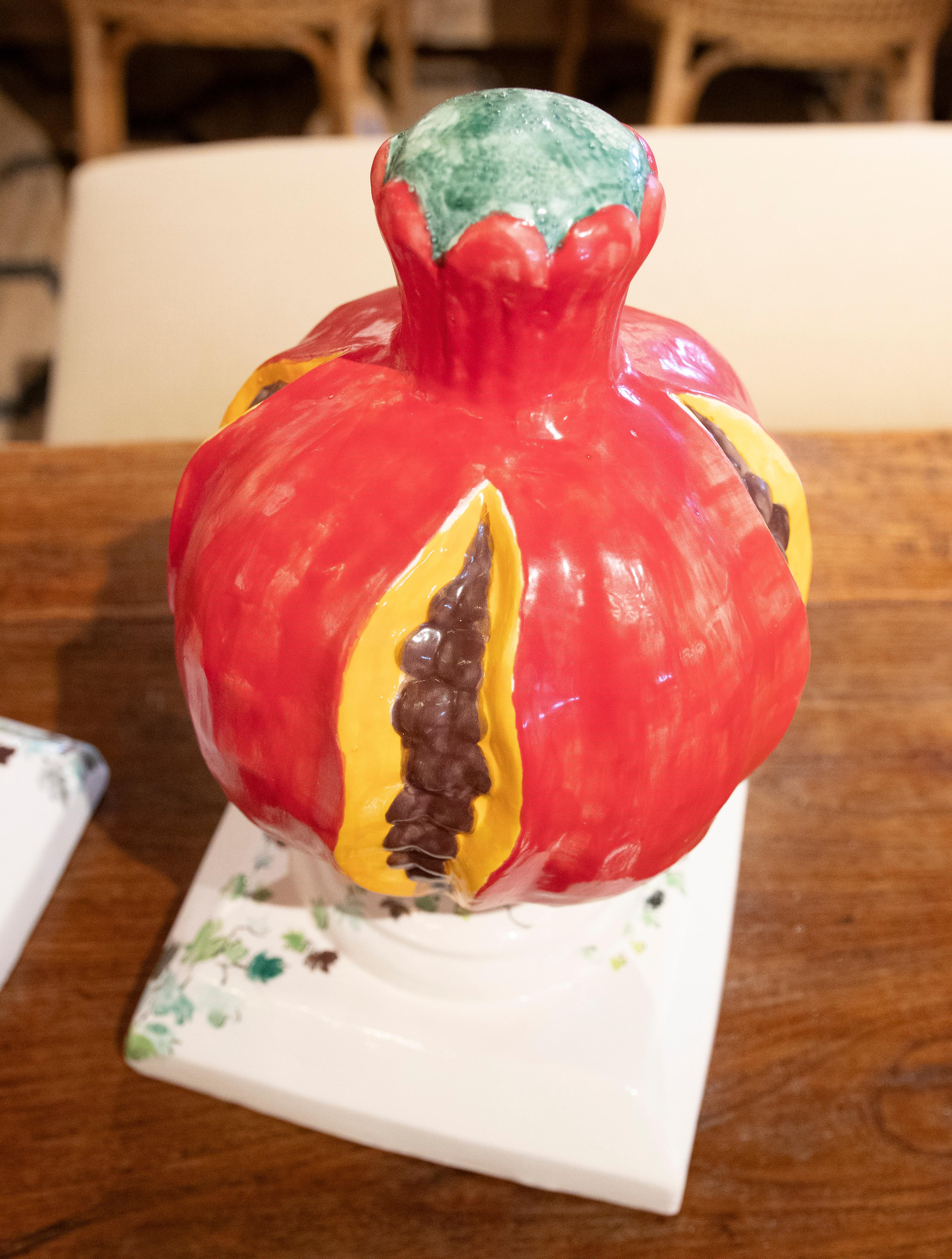 1990s Pair of Pomegranate-Shaped Ceramic Sculptures on a Painted Base For Sale 5