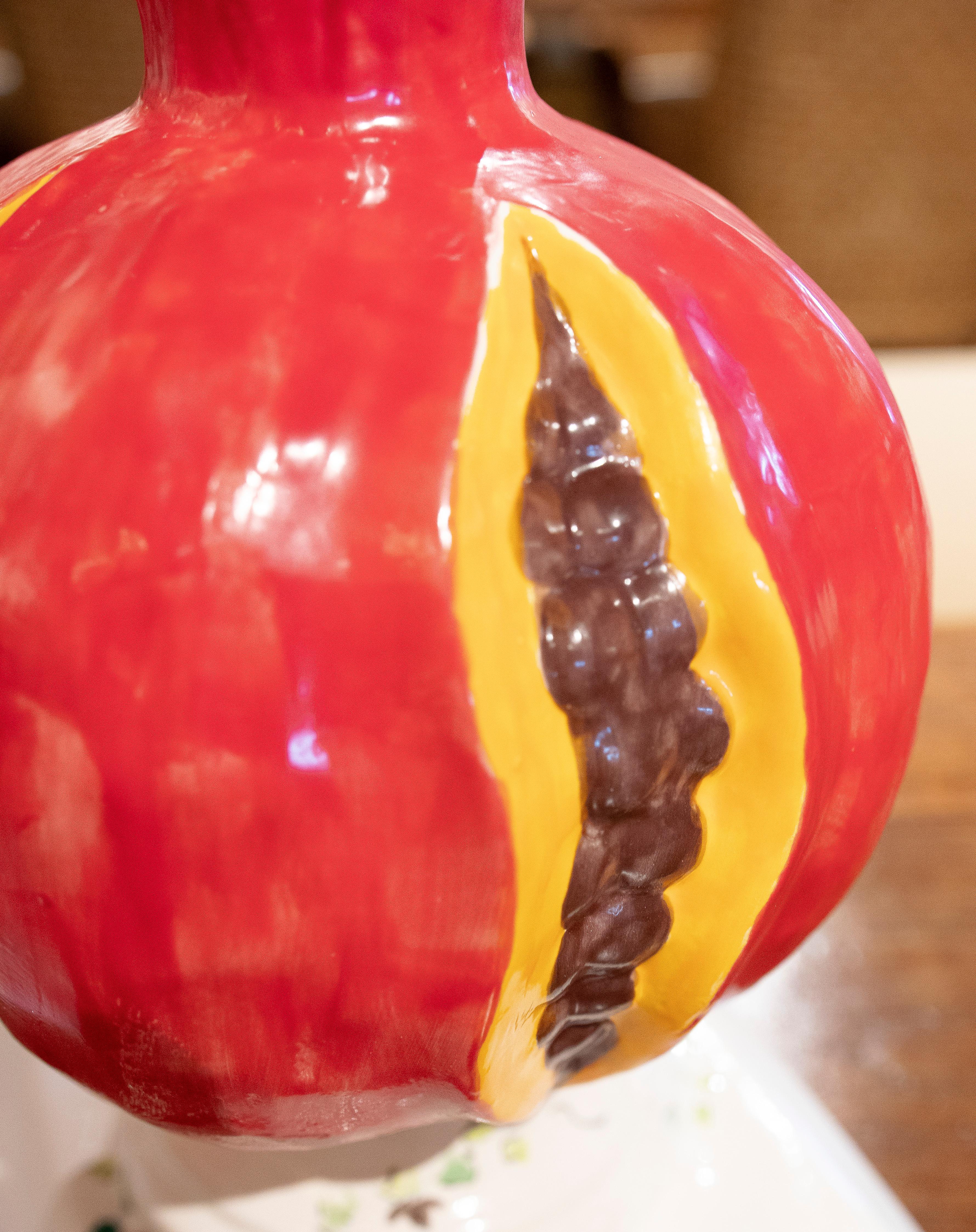 1990s Pair of Pomegranate-Shaped Ceramic Sculptures on a Painted Base For Sale 1