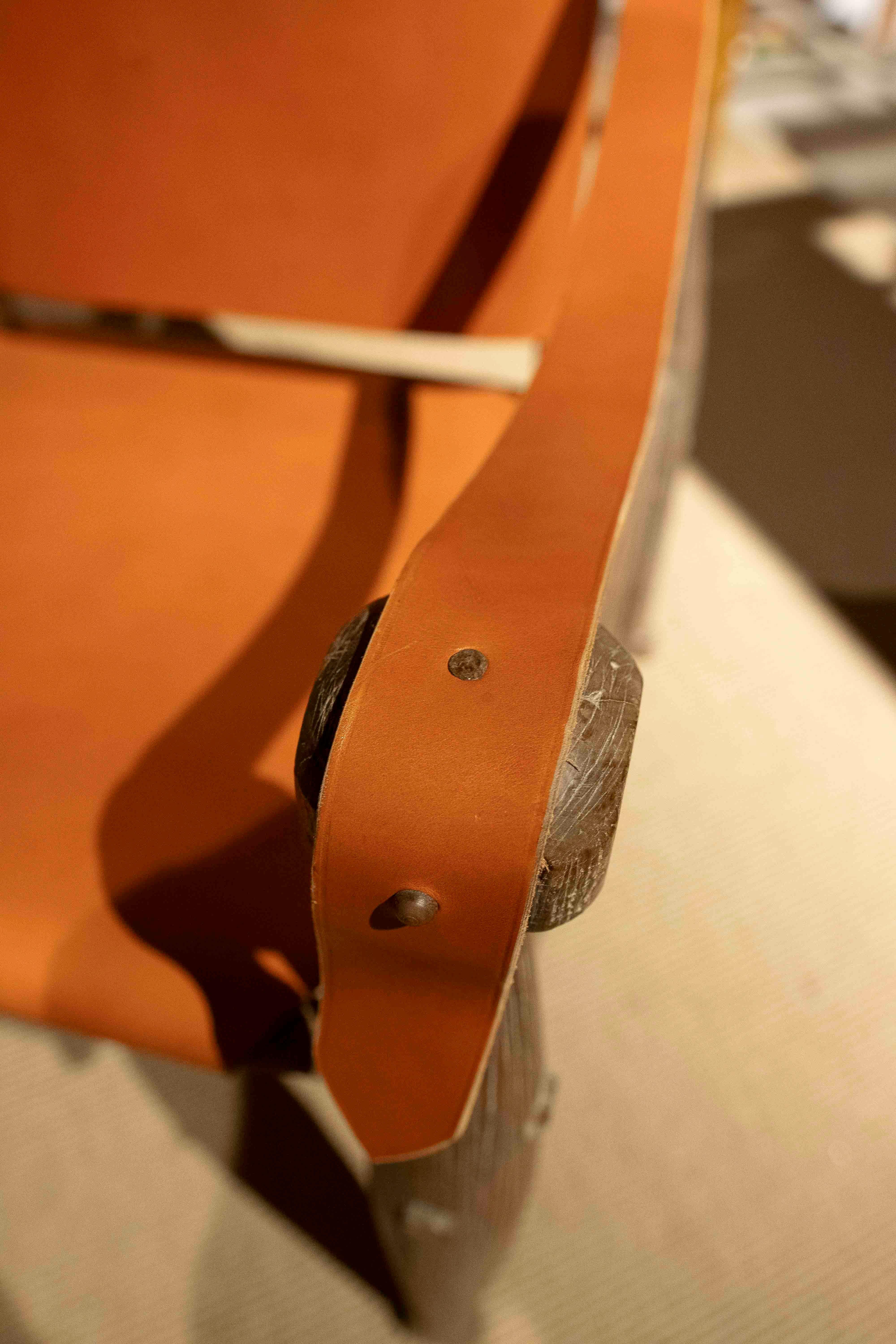 Anni '90 Coppia di poltrone Safari in pelle e legno in stile scandinavo in vendita 4