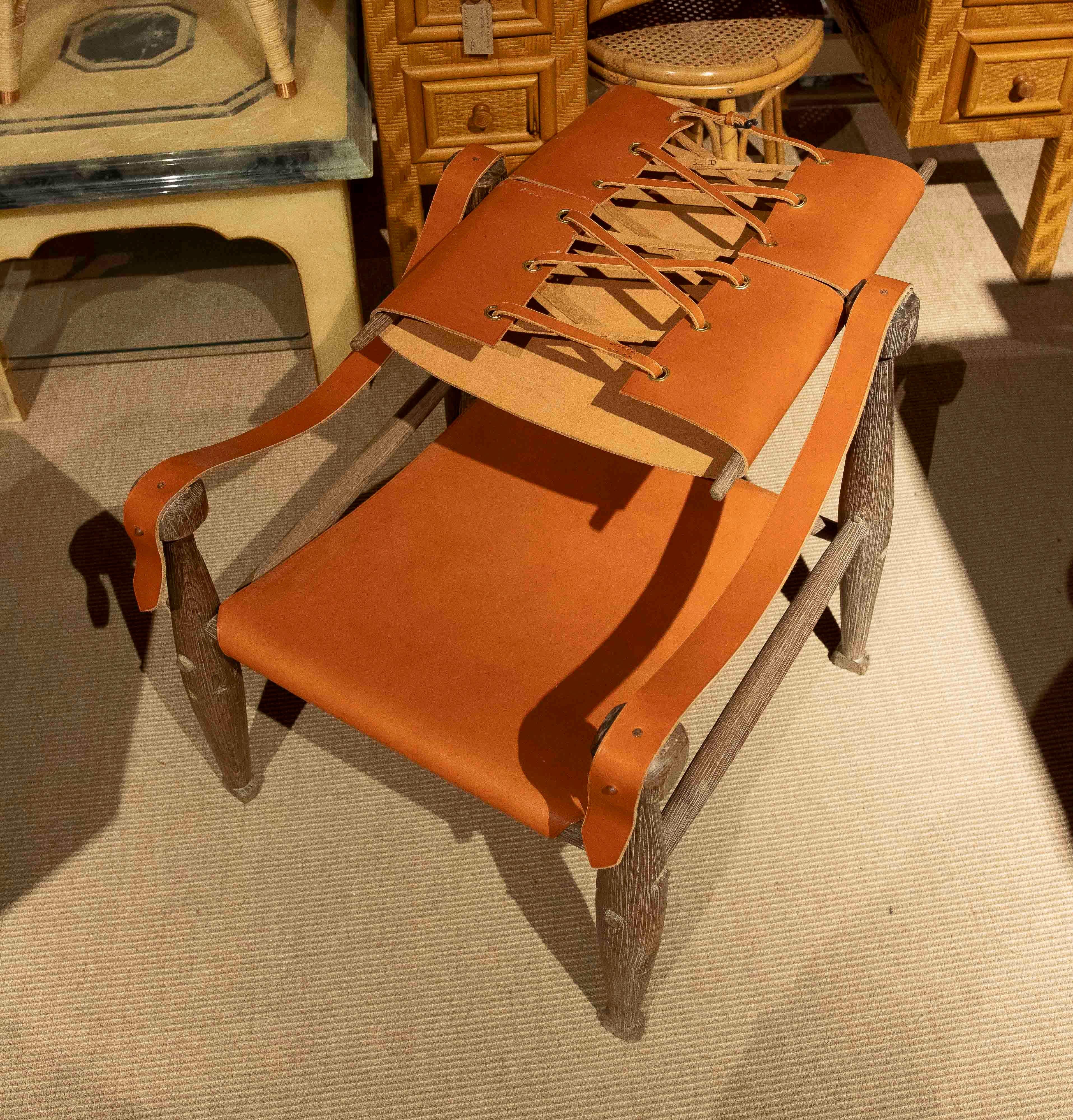 Anni '90 Coppia di poltrone Safari in pelle e legno in stile scandinavo in vendita 5