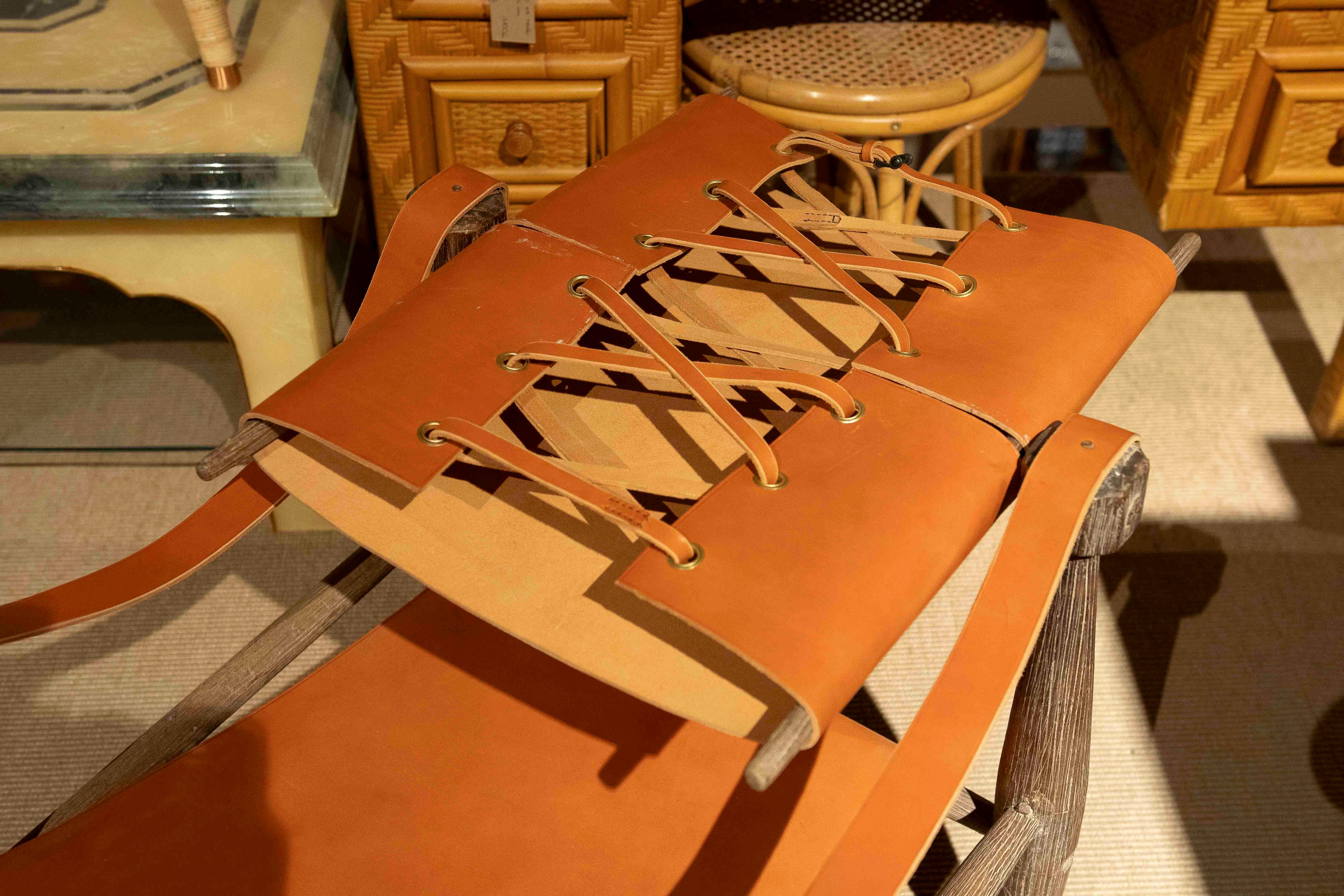 Anni '90 Coppia di poltrone Safari in pelle e legno in stile scandinavo in vendita 6