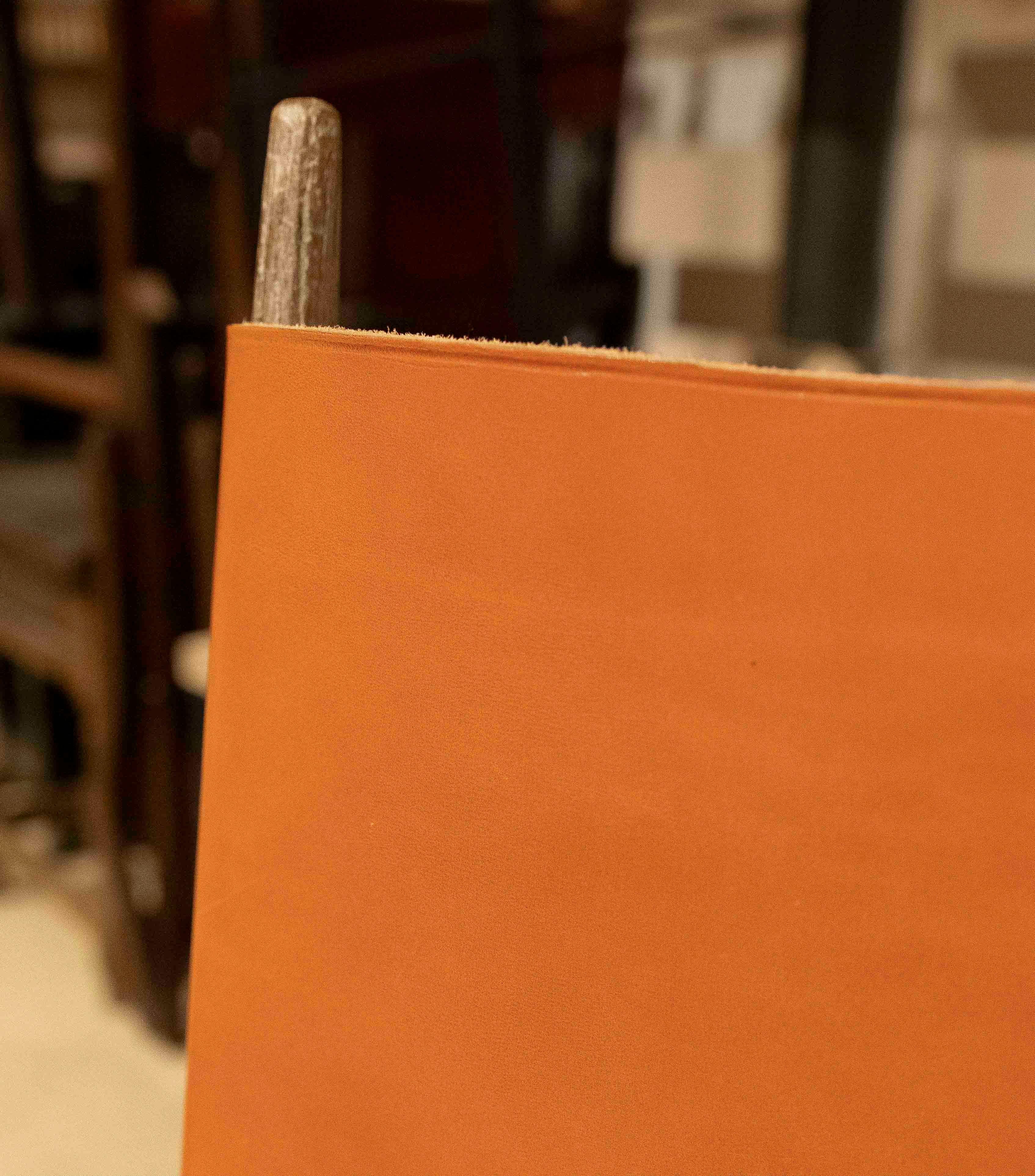 Anni '90 Coppia di poltrone Safari in pelle e legno in stile scandinavo in vendita 7