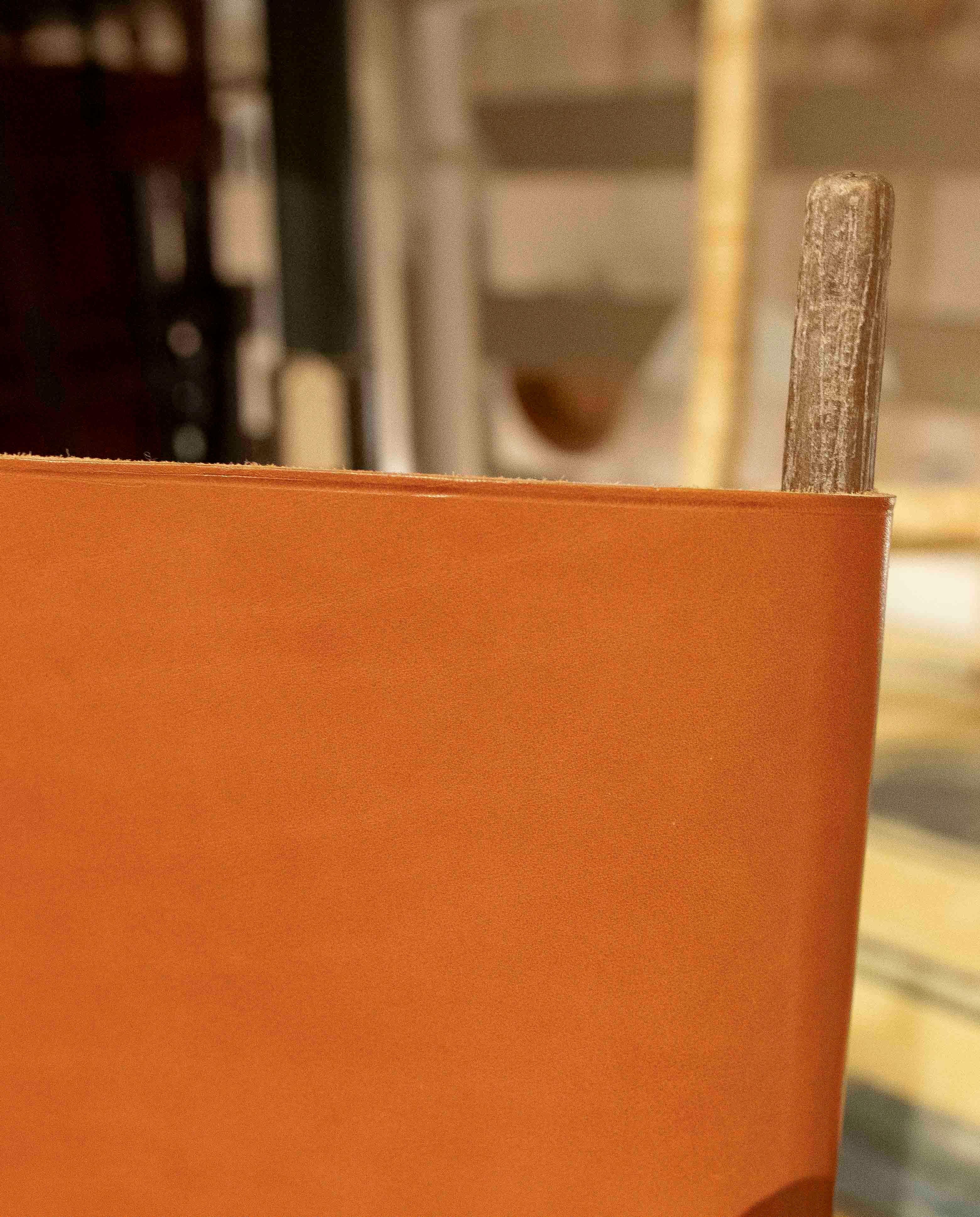 Anni '90 Coppia di poltrone Safari in pelle e legno in stile scandinavo in vendita 8