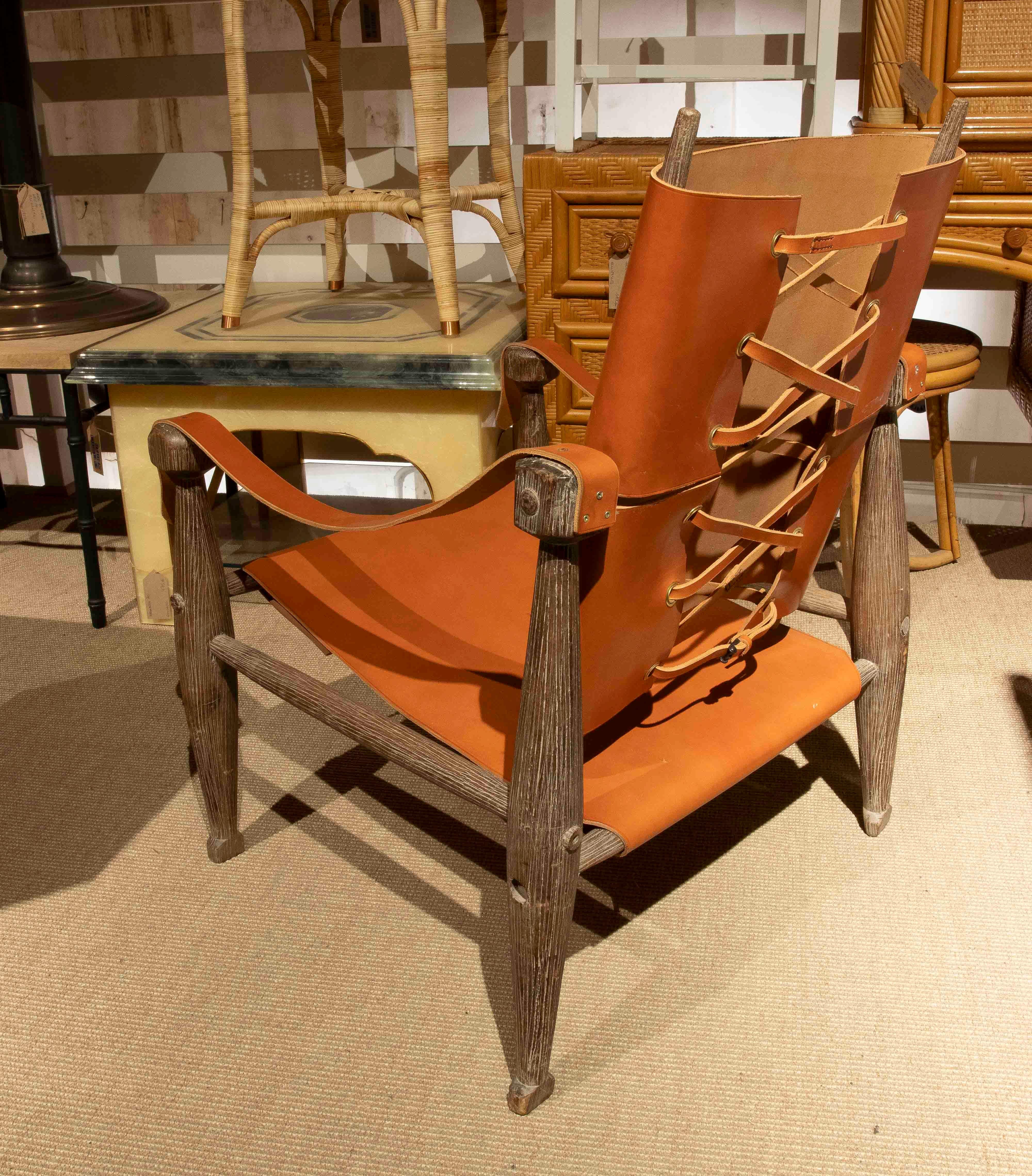 Anni '90 Coppia di poltrone Safari in pelle e legno in stile scandinavo In condizioni buone in vendita a Marbella, ES