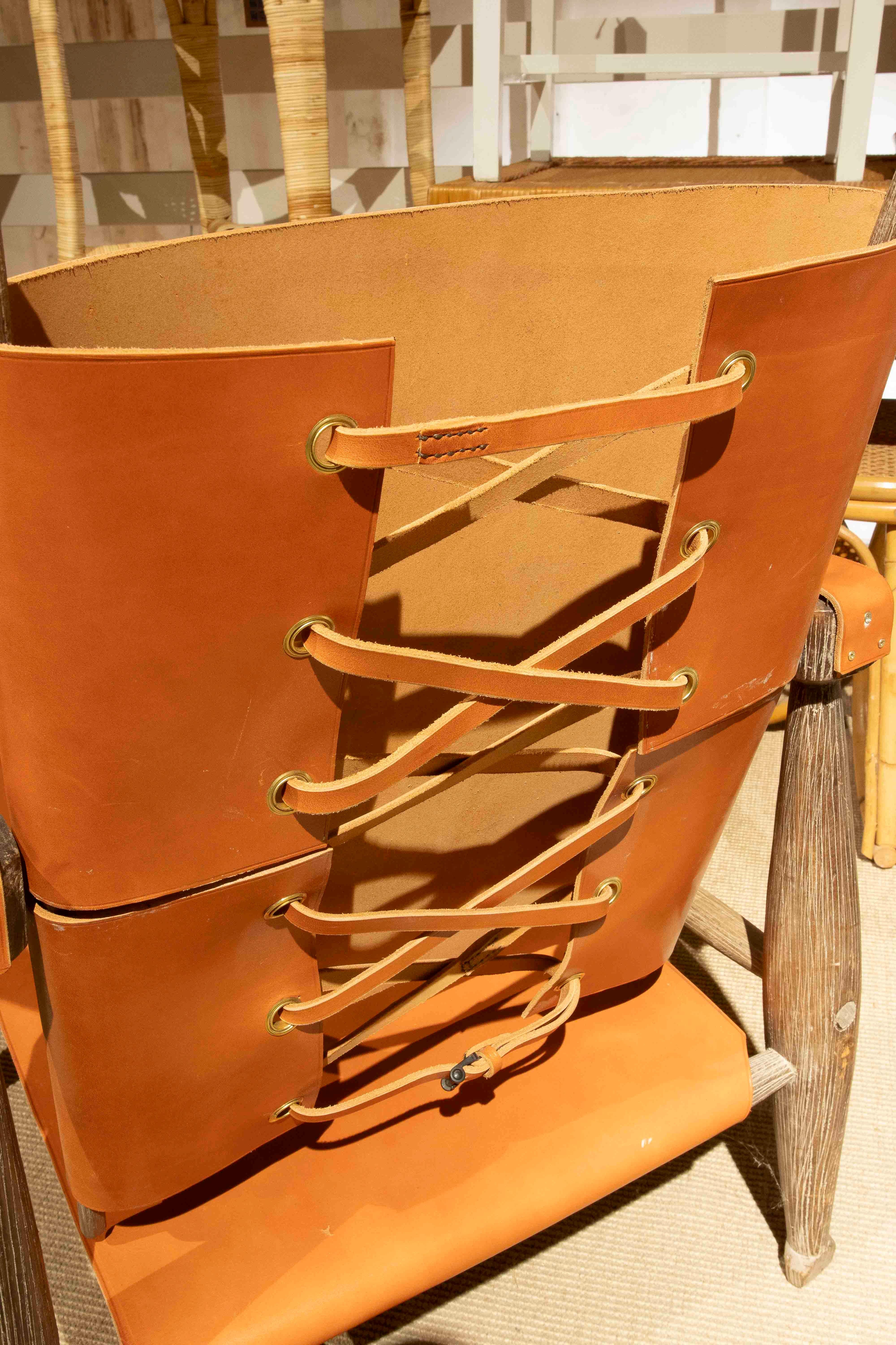 XX secolo Anni '90 Coppia di poltrone Safari in pelle e legno in stile scandinavo in vendita