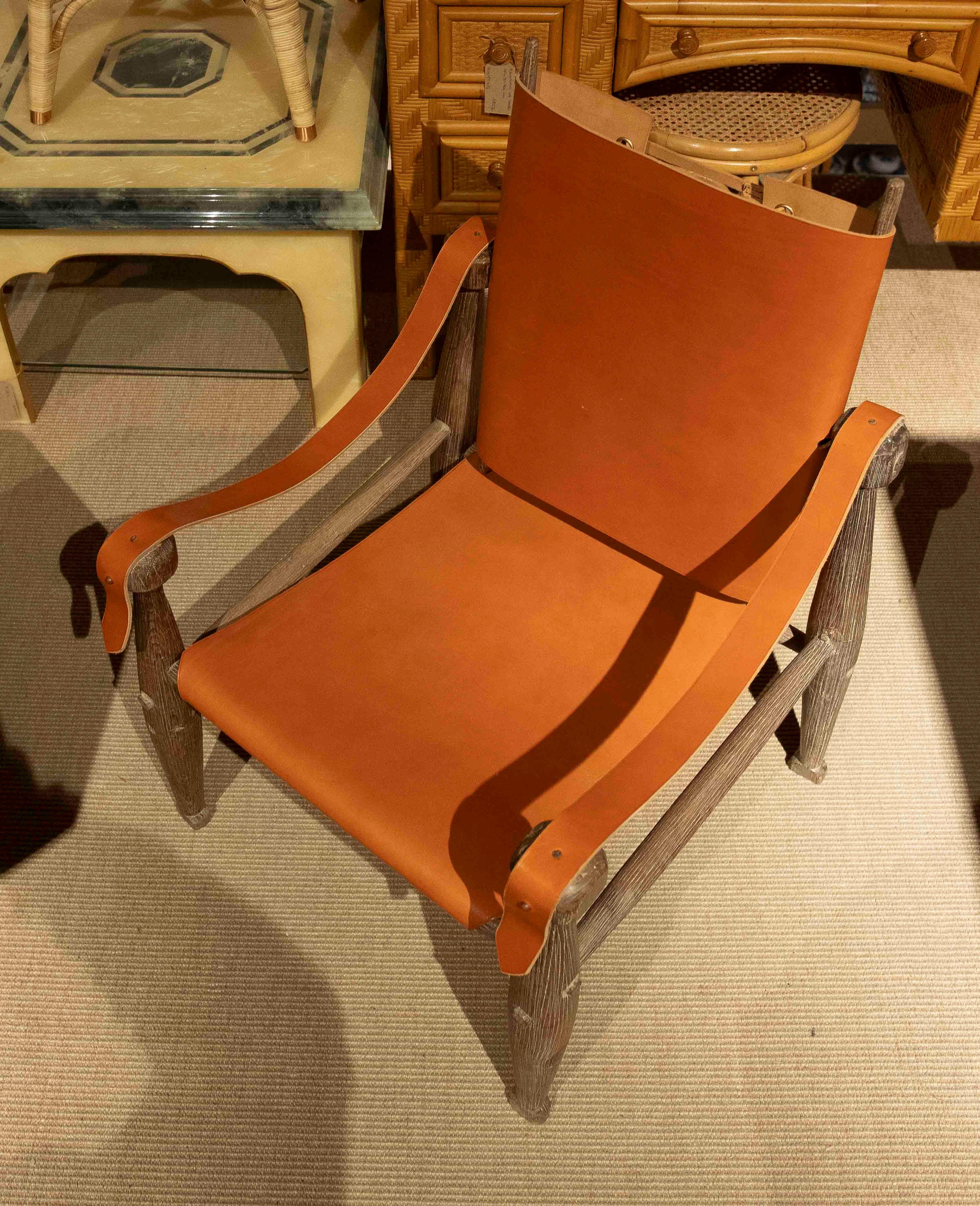 Anni '90 Coppia di poltrone Safari in pelle e legno in stile scandinavo in vendita 1