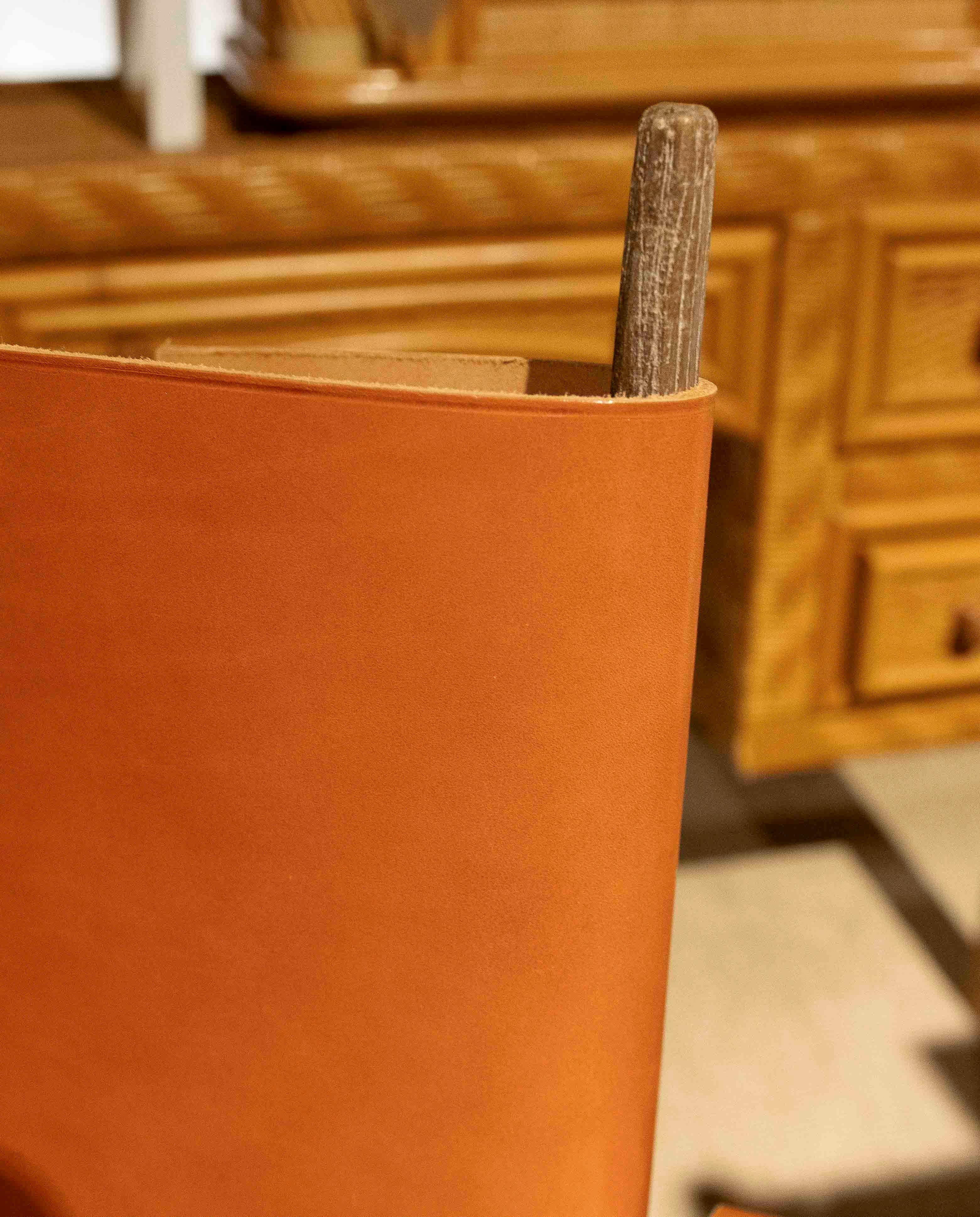 Anni '90 Coppia di poltrone Safari in pelle e legno in stile scandinavo in vendita 2