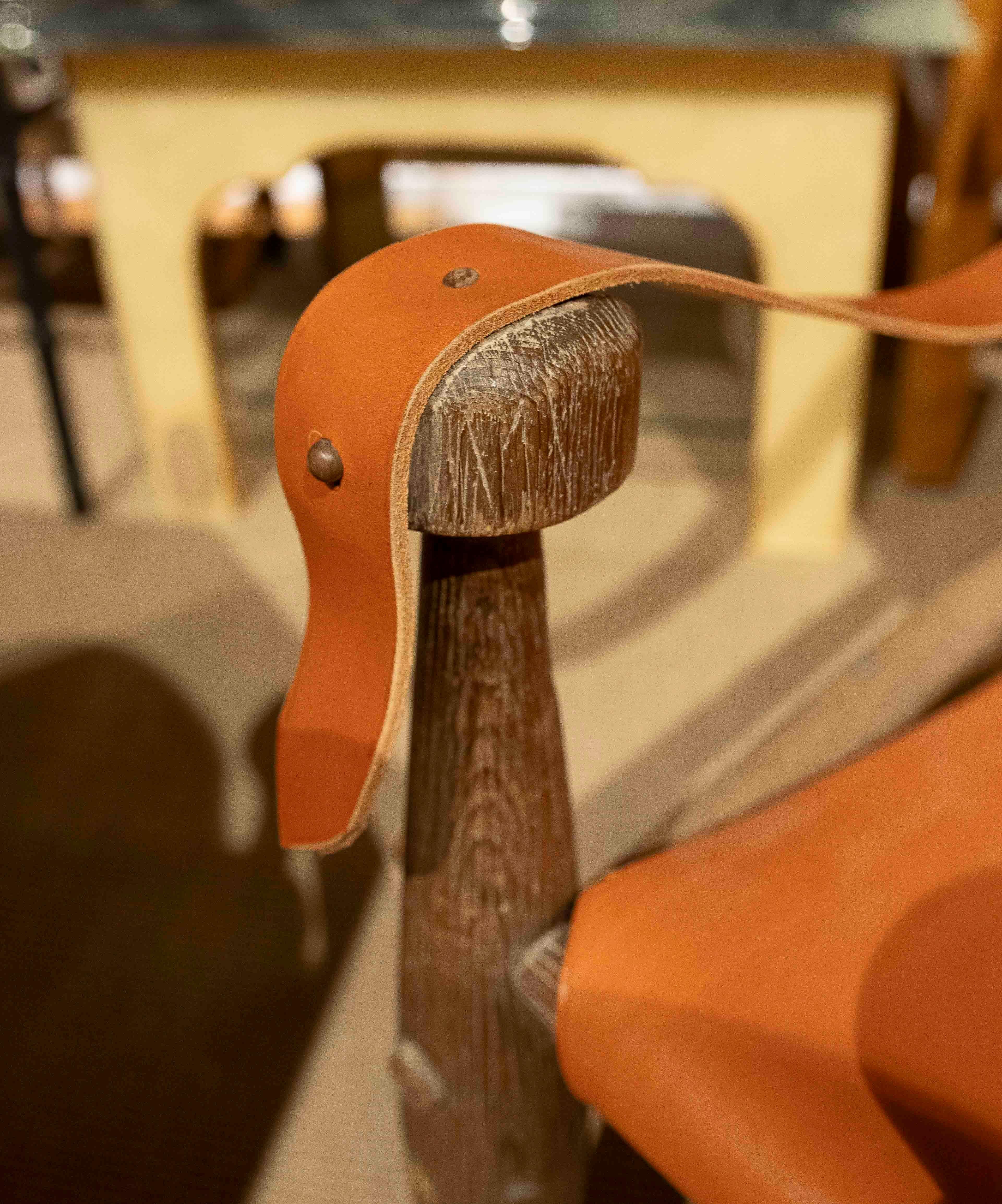 Anni '90 Coppia di poltrone Safari in pelle e legno in stile scandinavo in vendita 3