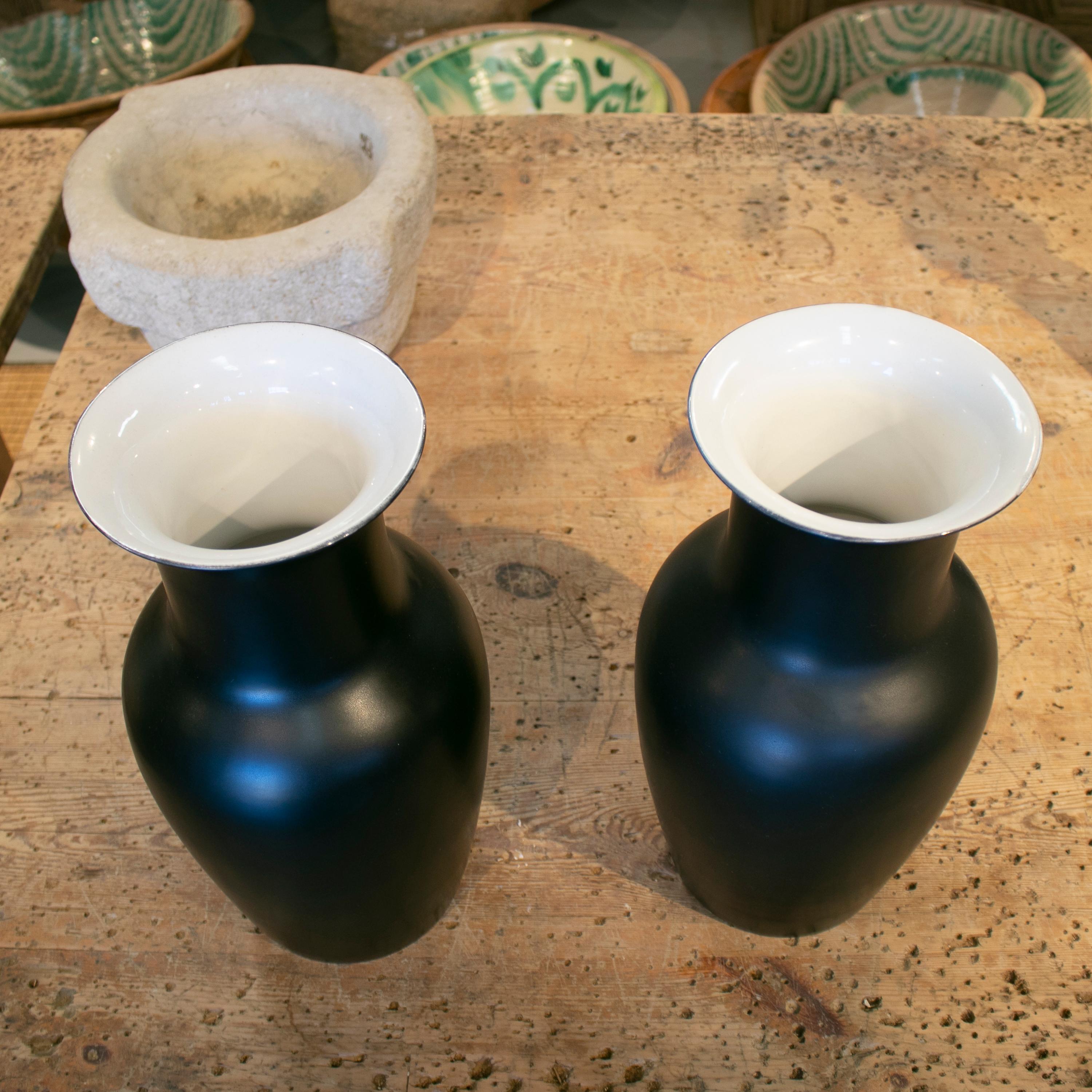 1990s Pair of Spanish Black Matte Finish Ceramic Vases In Good Condition In Marbella, ES