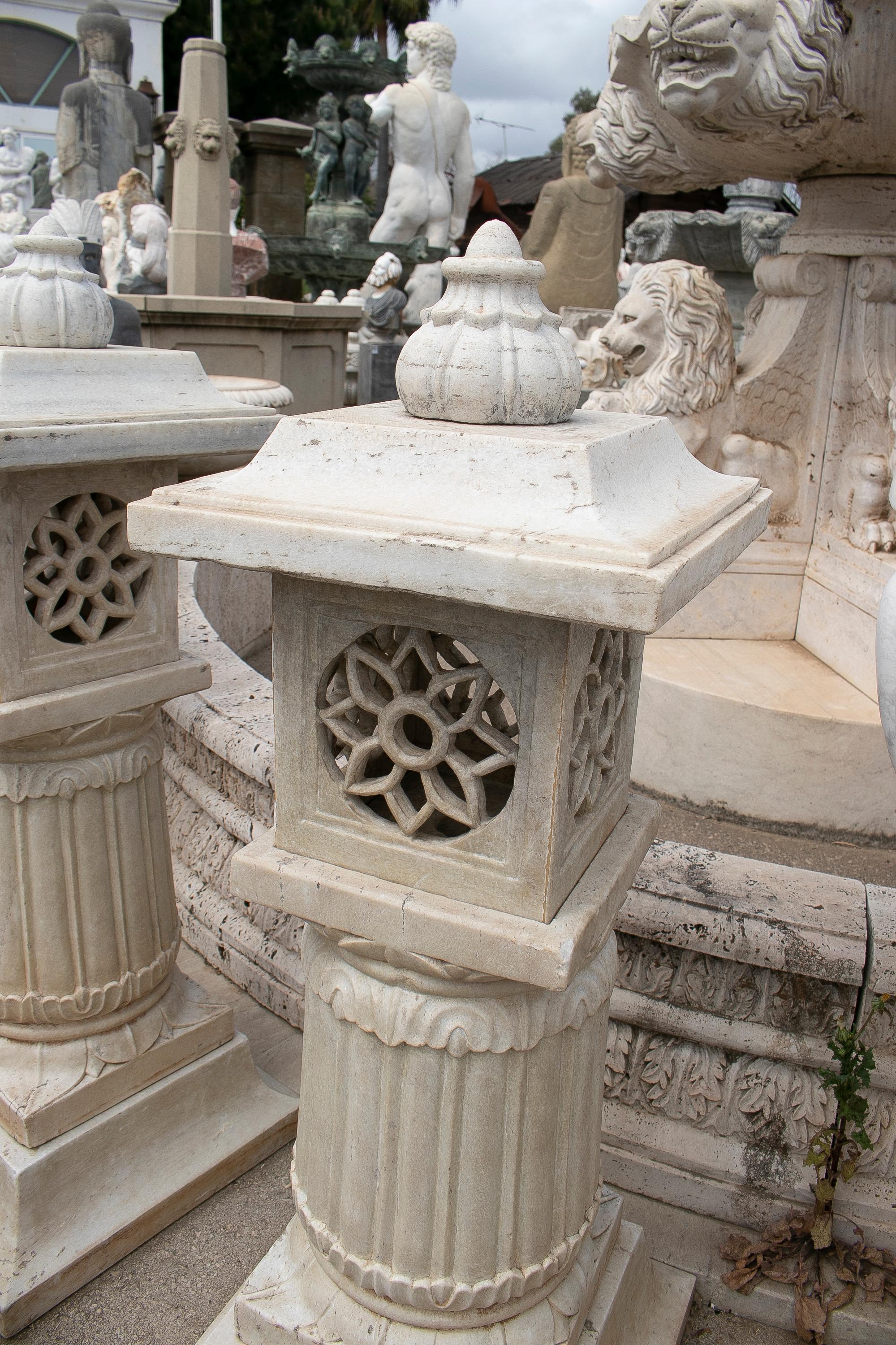 1990s Pair of Spanish Hand Carved Aged White Marble Garden Lamps In Good Condition In Marbella, ES