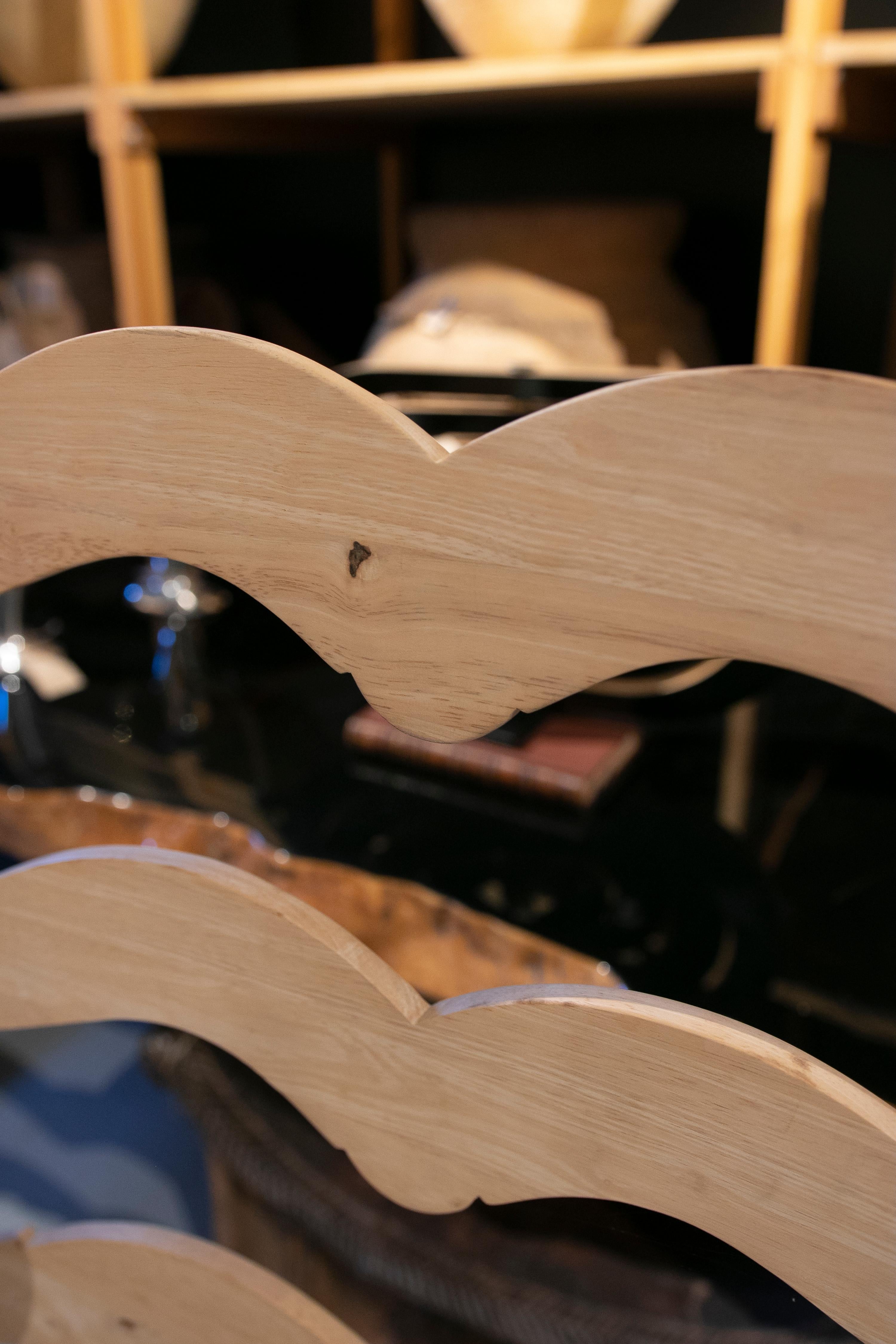 1990 Paire de fauteuils espagnols en bois avec assise en jonc tissé 5
