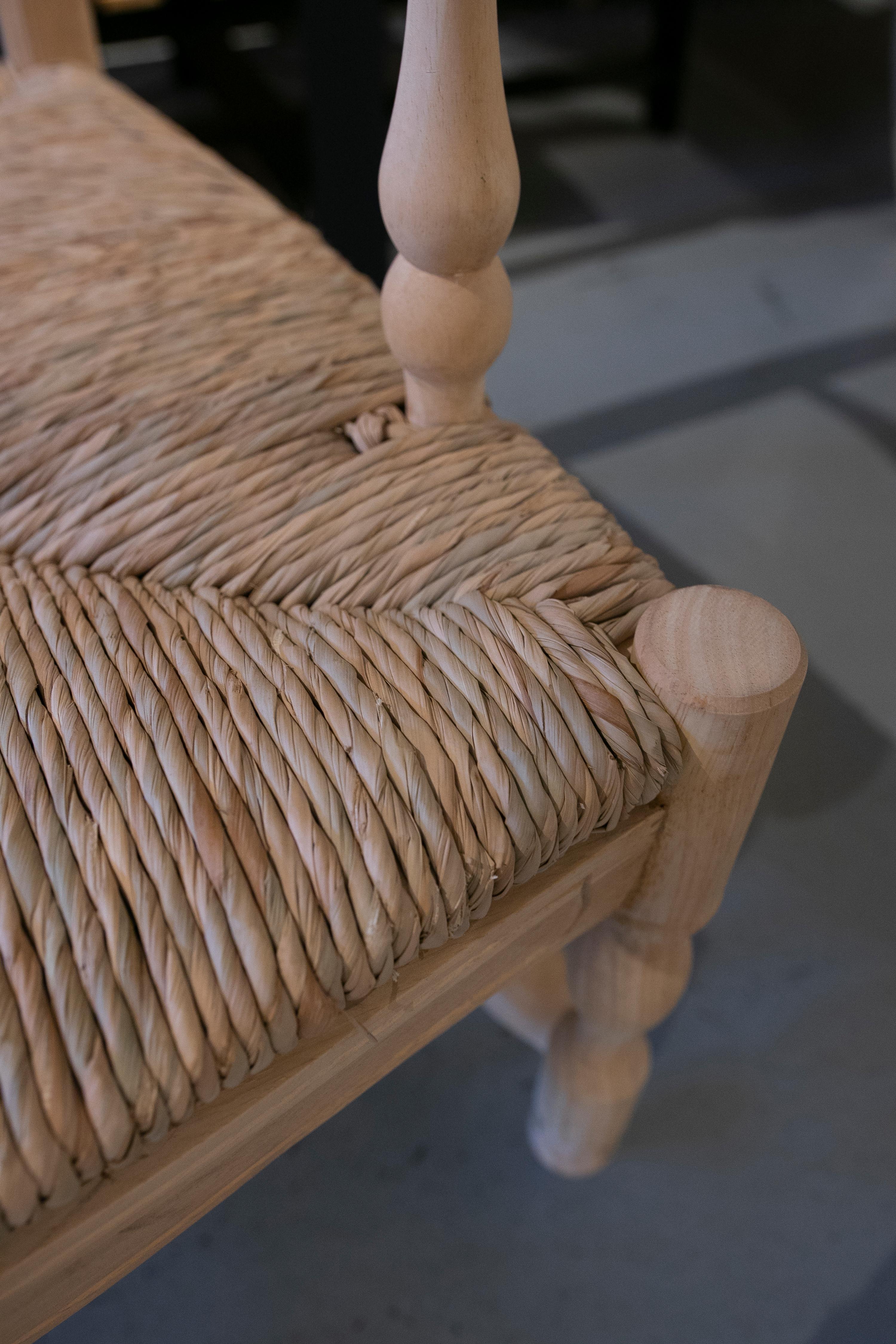 1990 Paire de fauteuils espagnols en bois avec assise en jonc tissé 9
