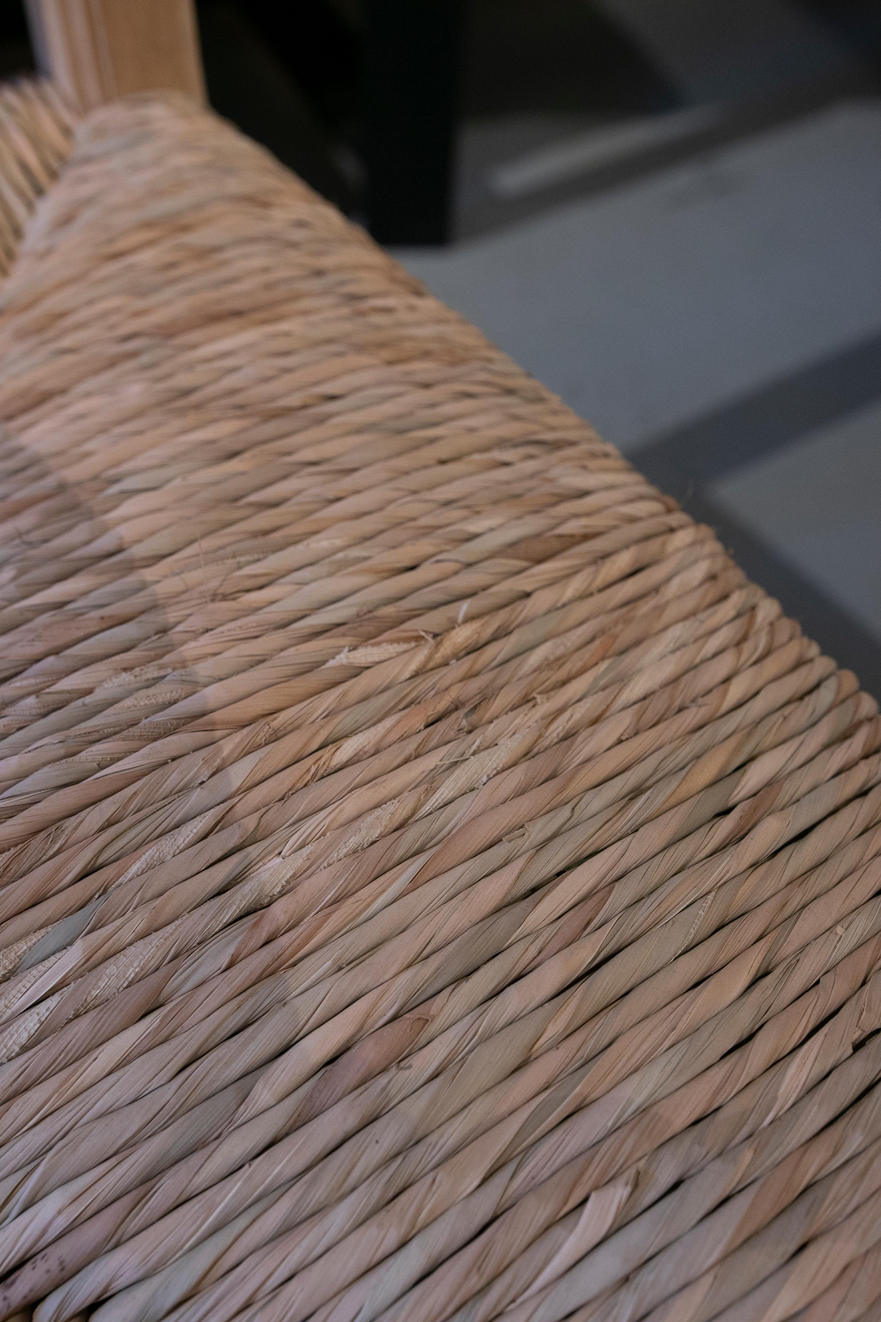 1990 Paire de fauteuils espagnols en bois avec assise en jonc tissé 12