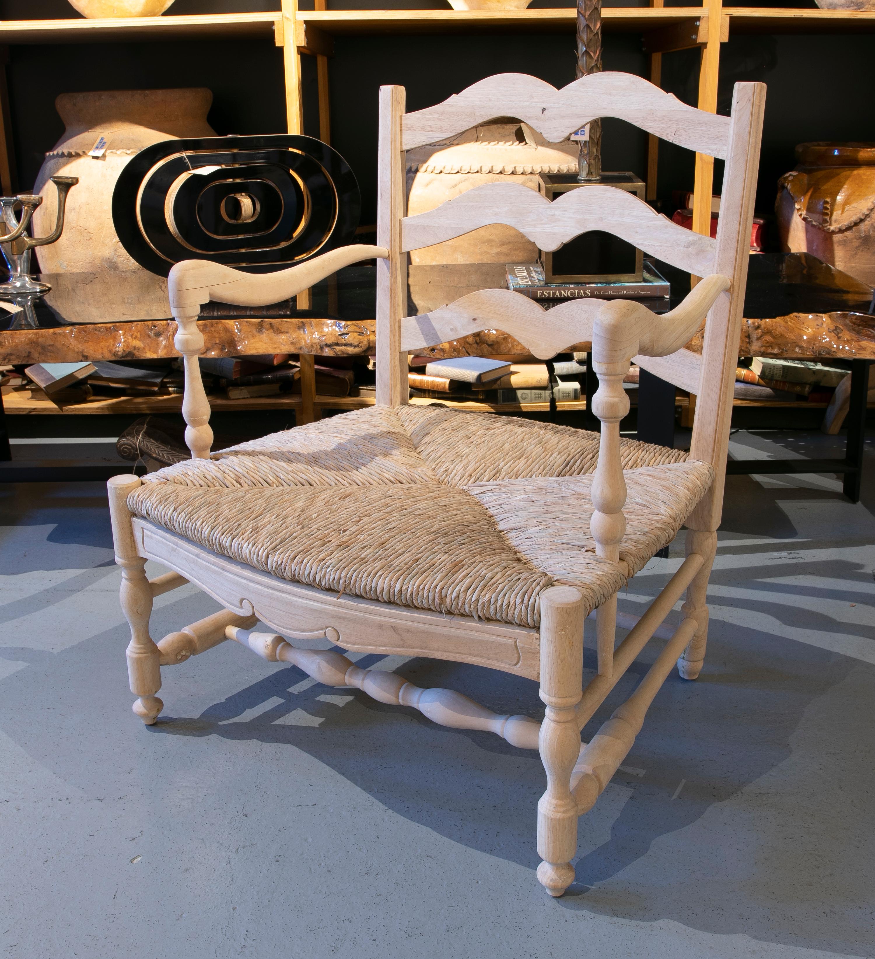 Espagnol 1990 Paire de fauteuils espagnols en bois avec assise en jonc tissé