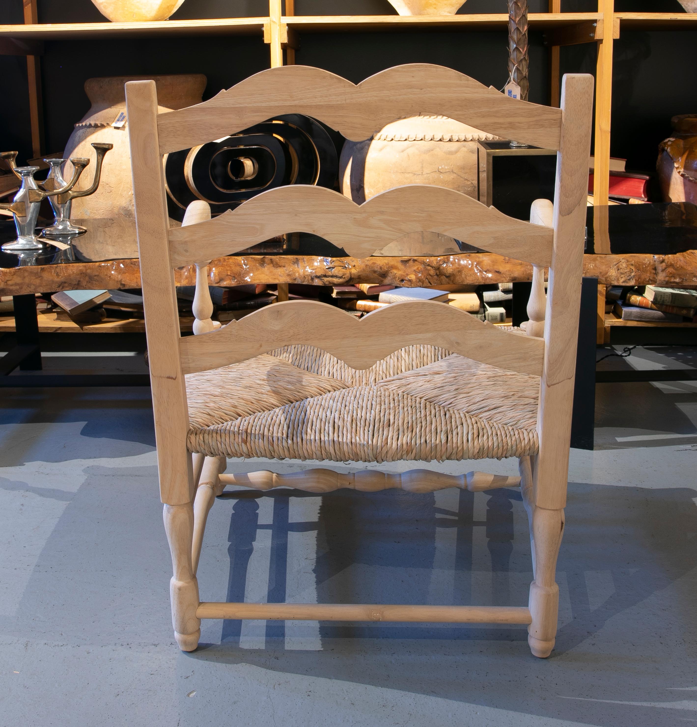 1990 Paire de fauteuils espagnols en bois avec assise en jonc tissé 1