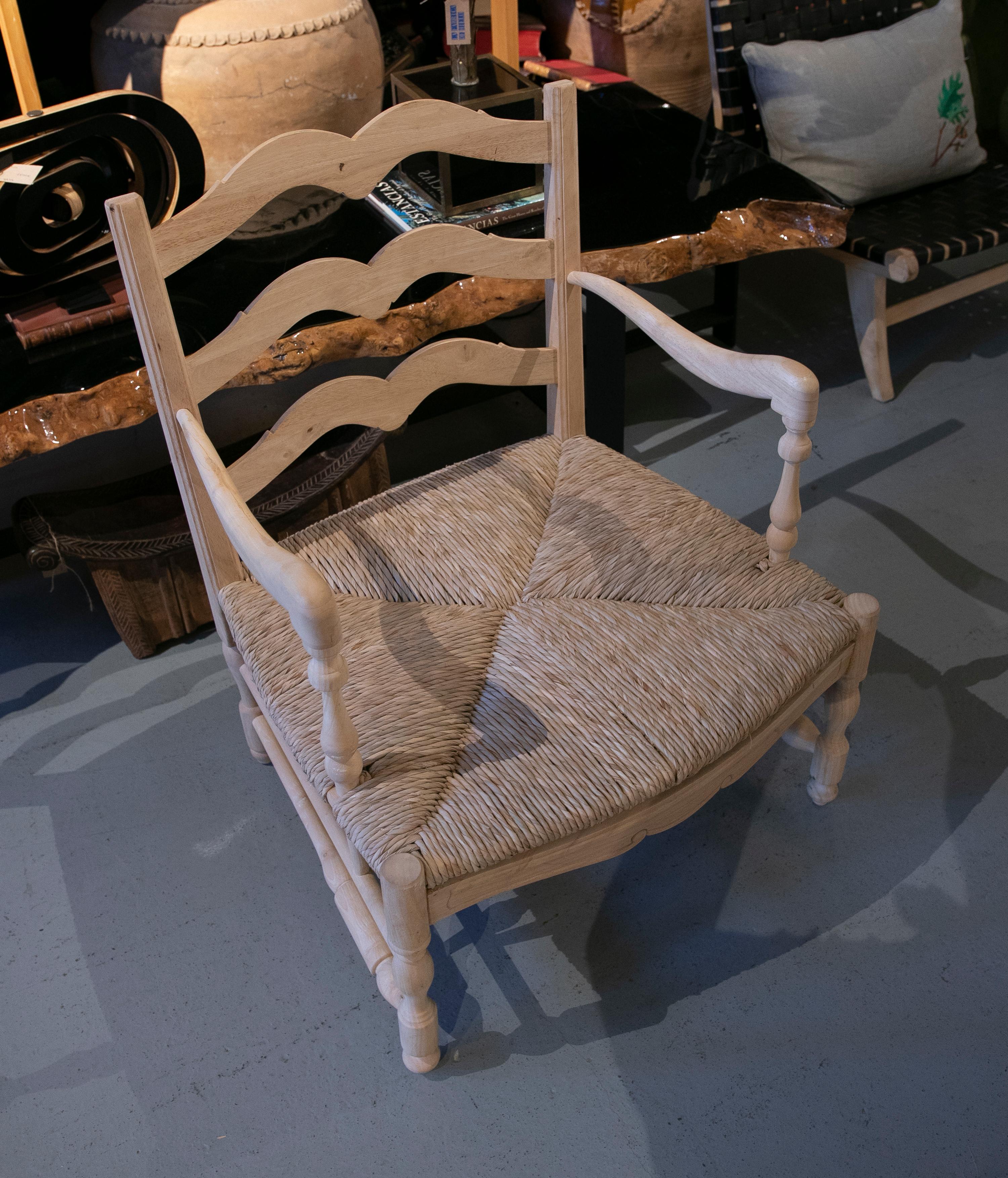 1990 Paire de fauteuils espagnols en bois avec assise en jonc tissé 3