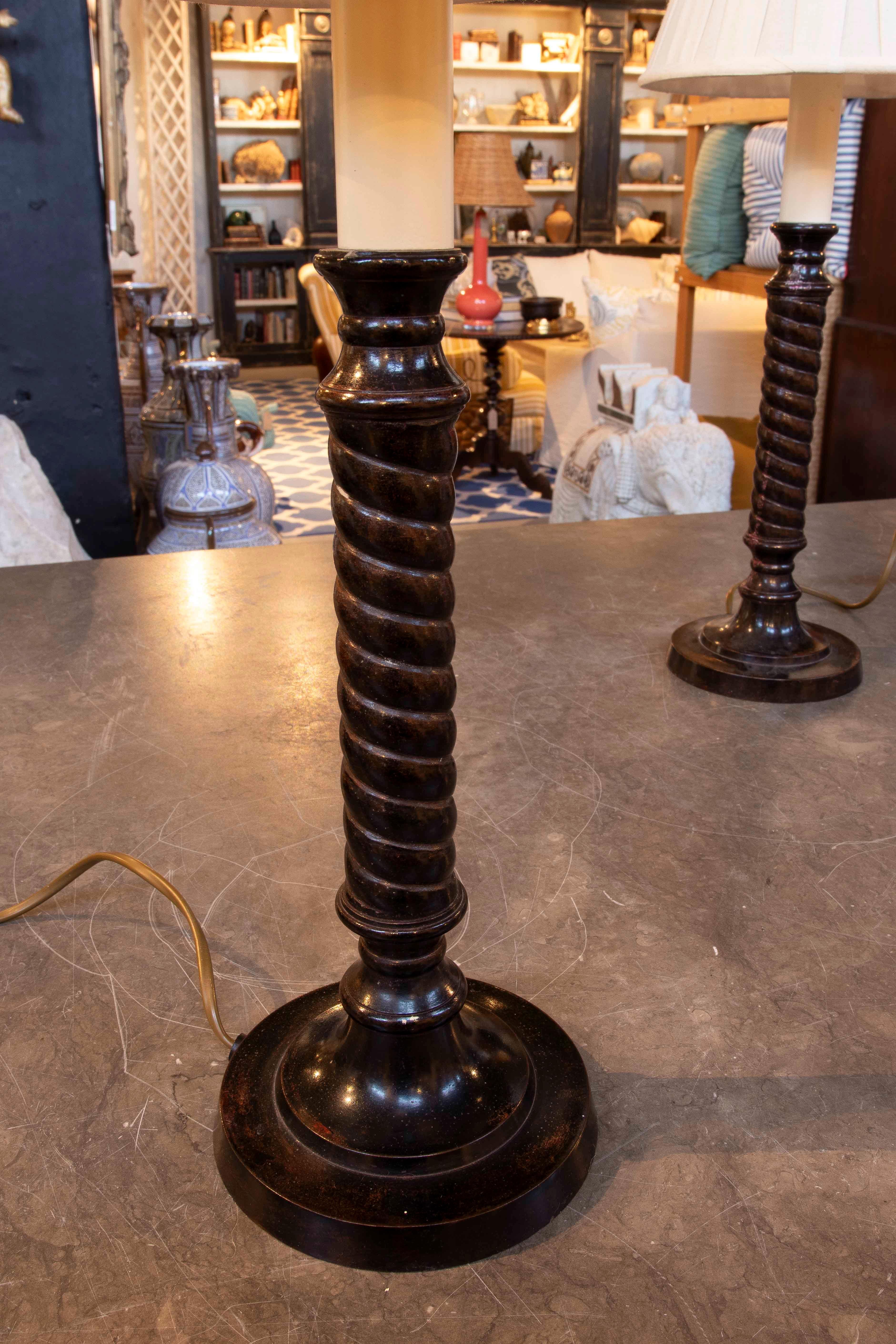Pareja de lámparas de sobremesa de los años 90 con fuste torneado en bronce oscuro en Bueno estado para la venta en Marbella, ES