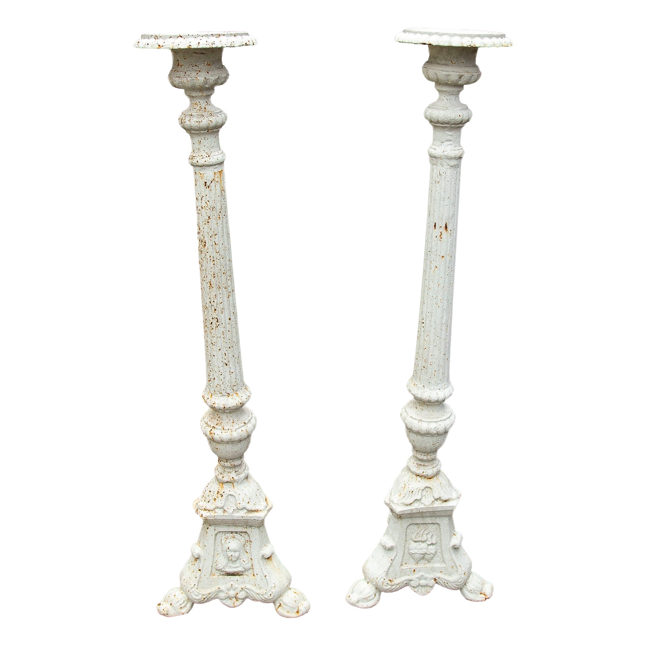 1990s Coppia di candelieri alti in ghisa con finitura bianca invecchiata