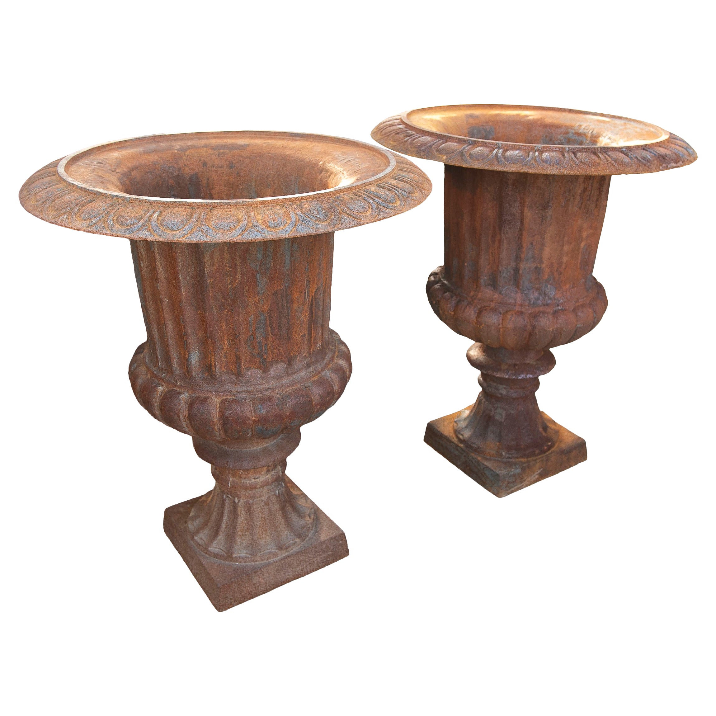 1990s Coppia di fioriere alte in ghisa con patina rustica