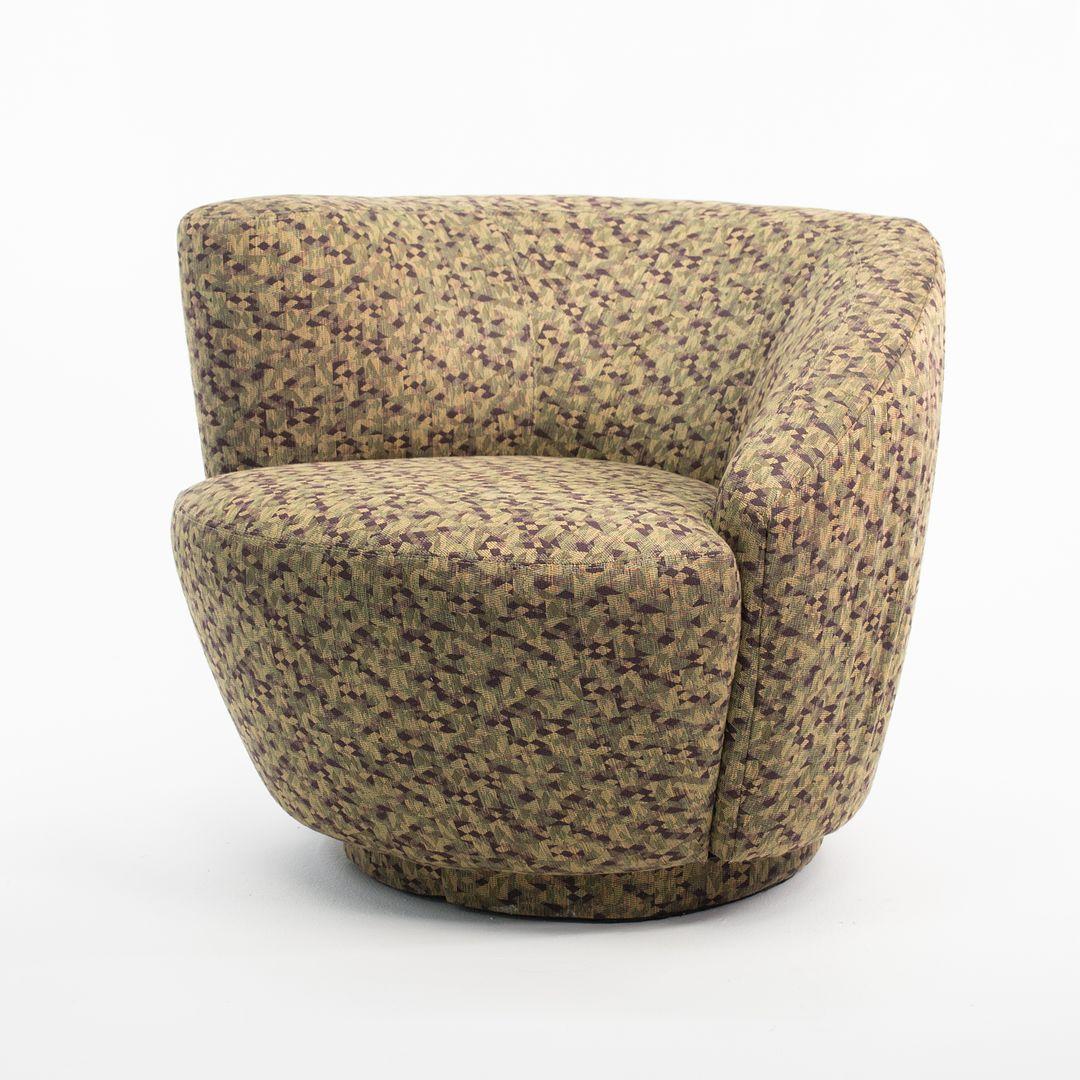 1990 Paire de chaises pivotantes en tissu à motifs en vente 4