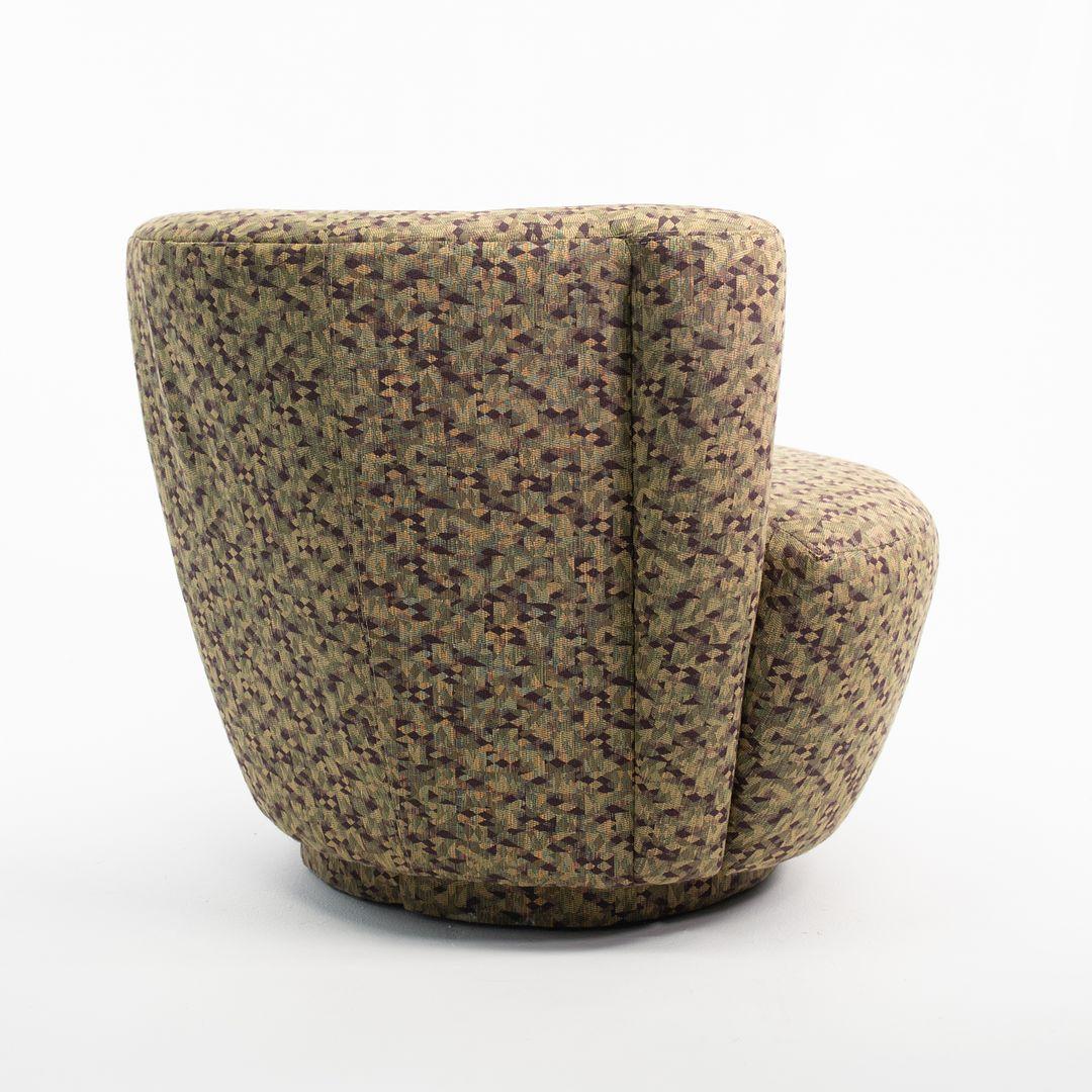 Il s'agit d'une paire de chaises pivotantes fabriquées par Precedent Furniture dans les années 1990. Le prix indiqué comprend la paire. Ces chaises sont asymétriques dans leur forme, mais se complètent magnifiquement lorsqu'elles sont placées à