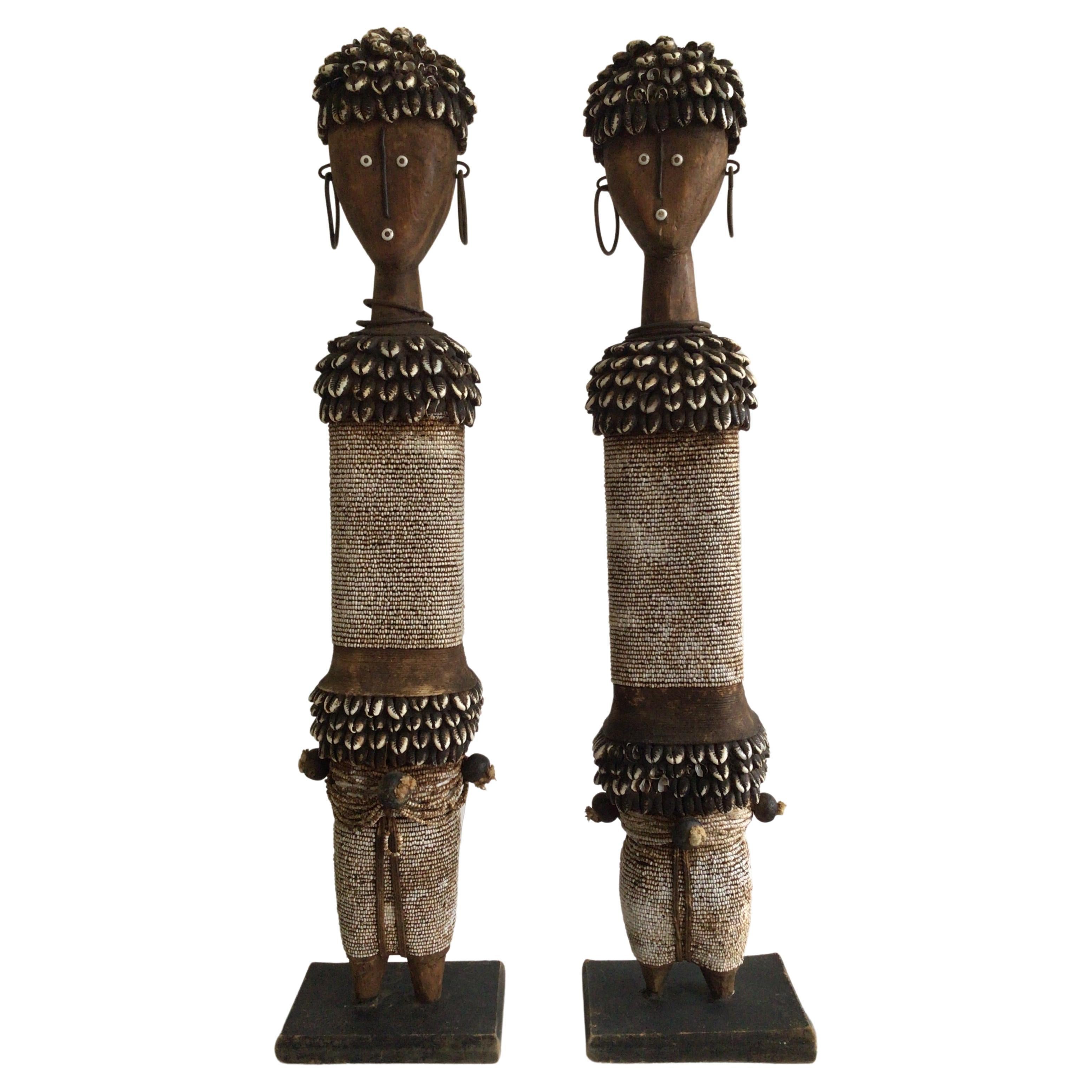 Paire de poupées Namji en bois et coquillages perlés des années 1990 sur socle en bois