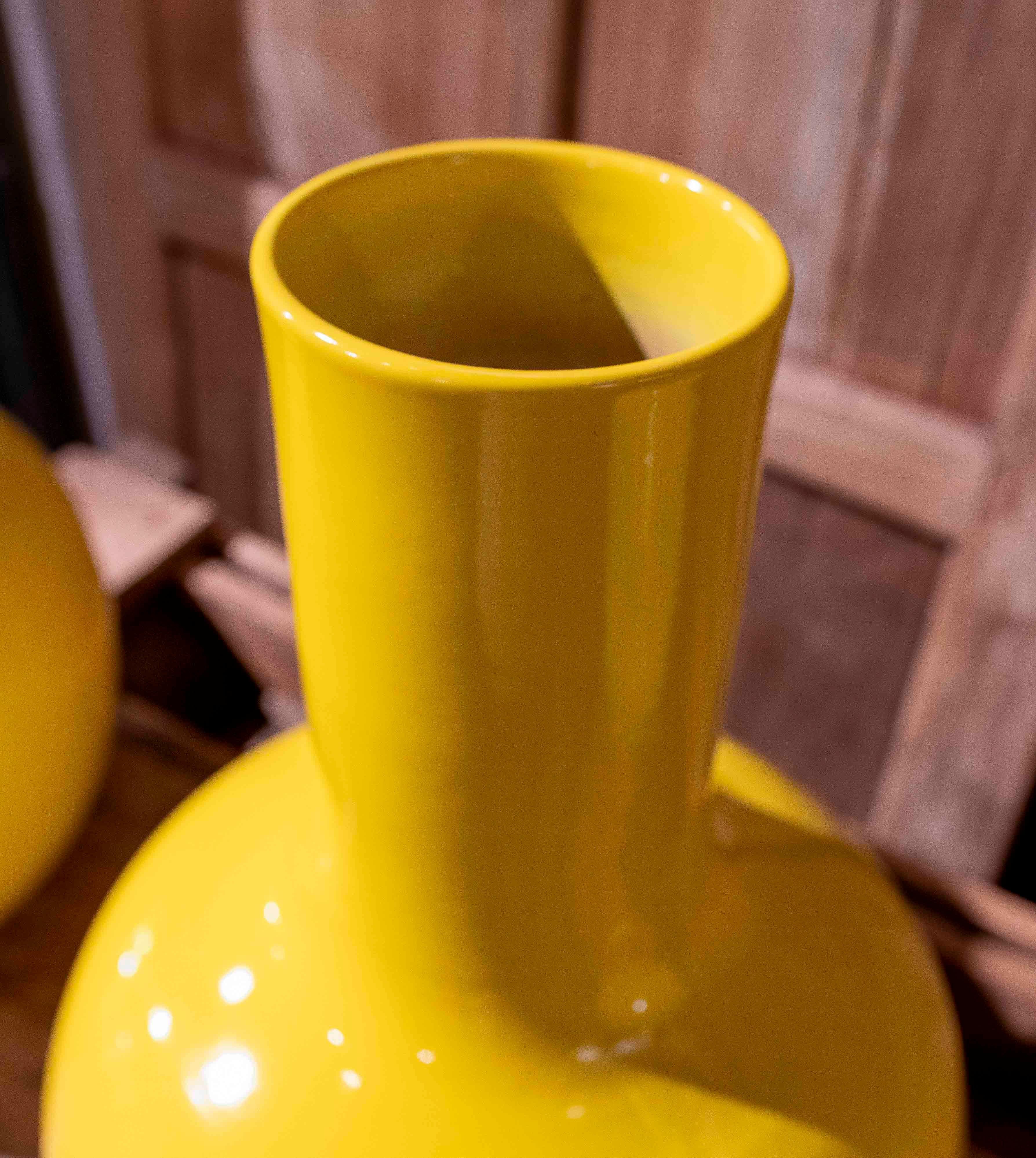1990 Paire de vases botaniques jaunes en céramique émaillée en vente 3