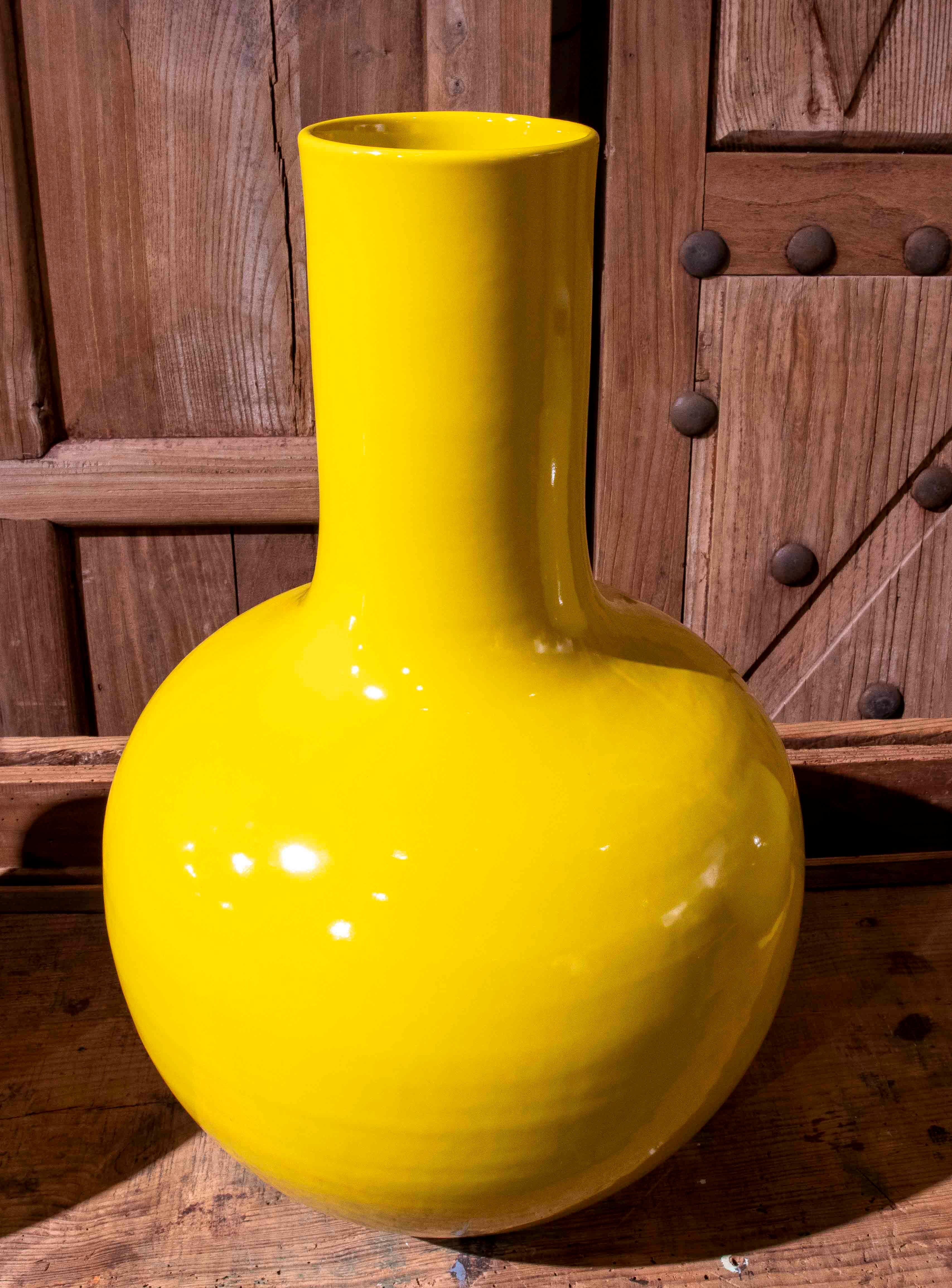 Vernissé 1990 Paire de vases botaniques jaunes en céramique émaillée en vente