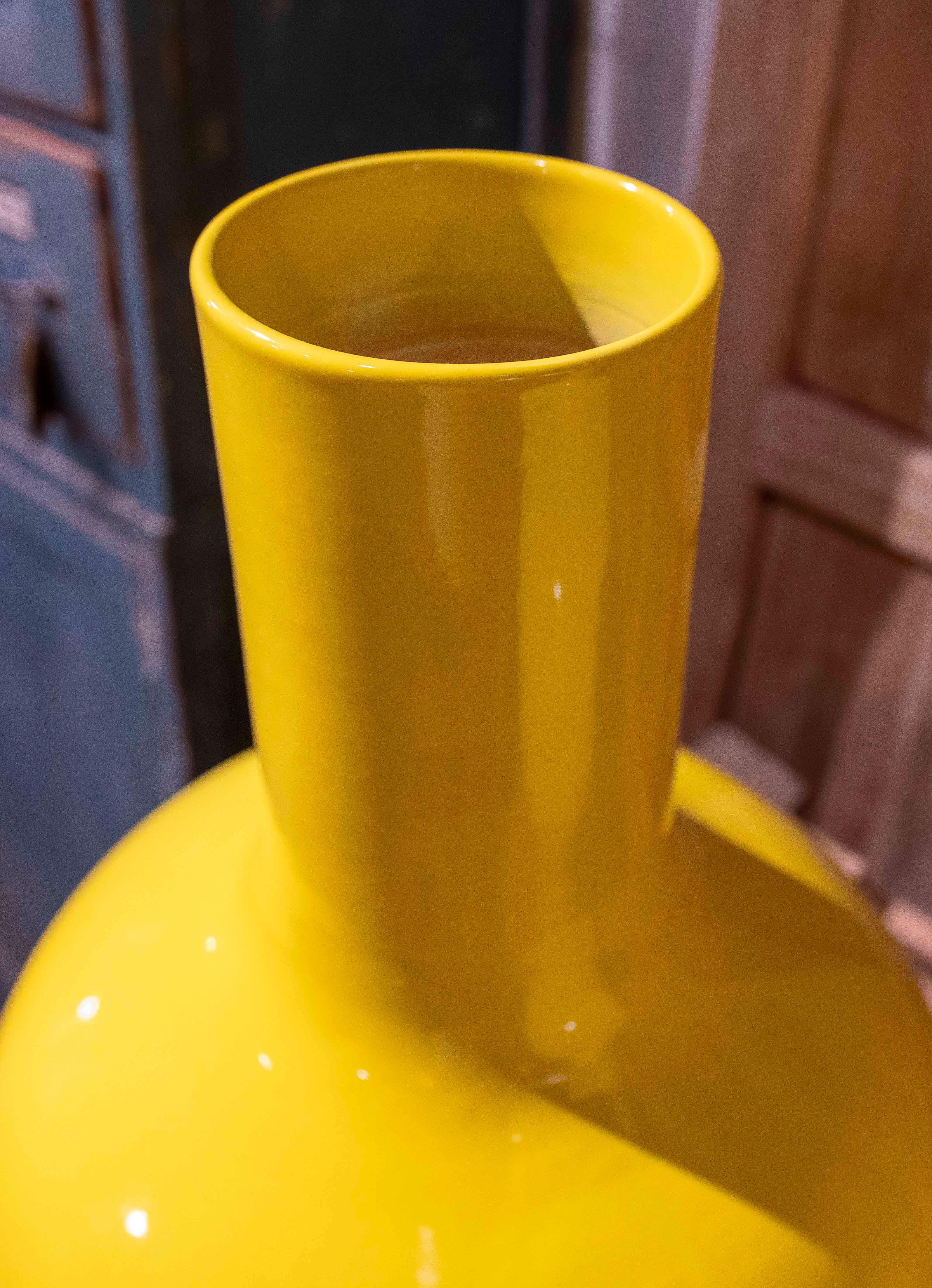 1990 Paire de vases botaniques jaunes en céramique émaillée Bon état - En vente à Marbella, ES